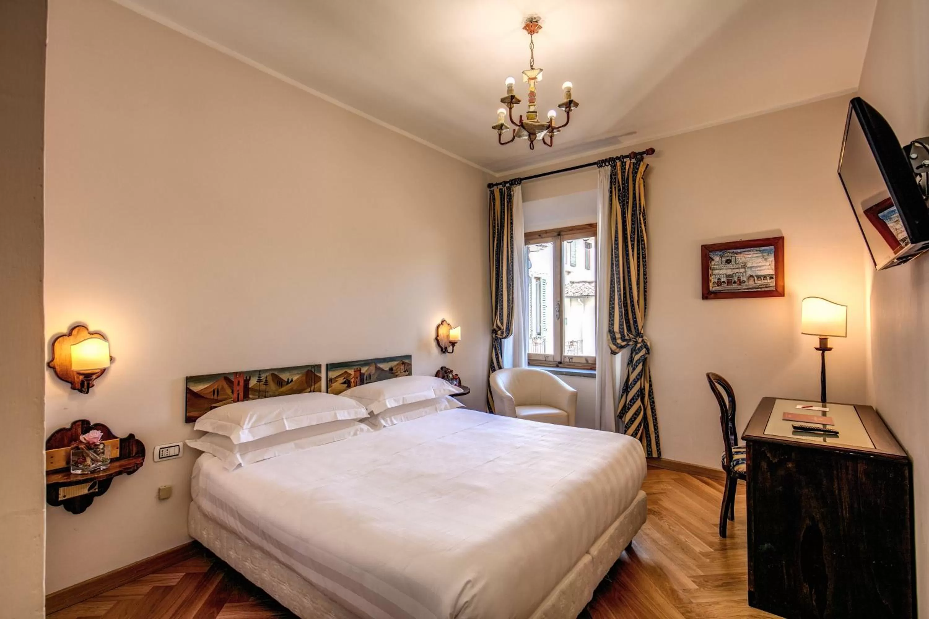 Photo of the whole room, Bed in Hotel Croce Di Malta