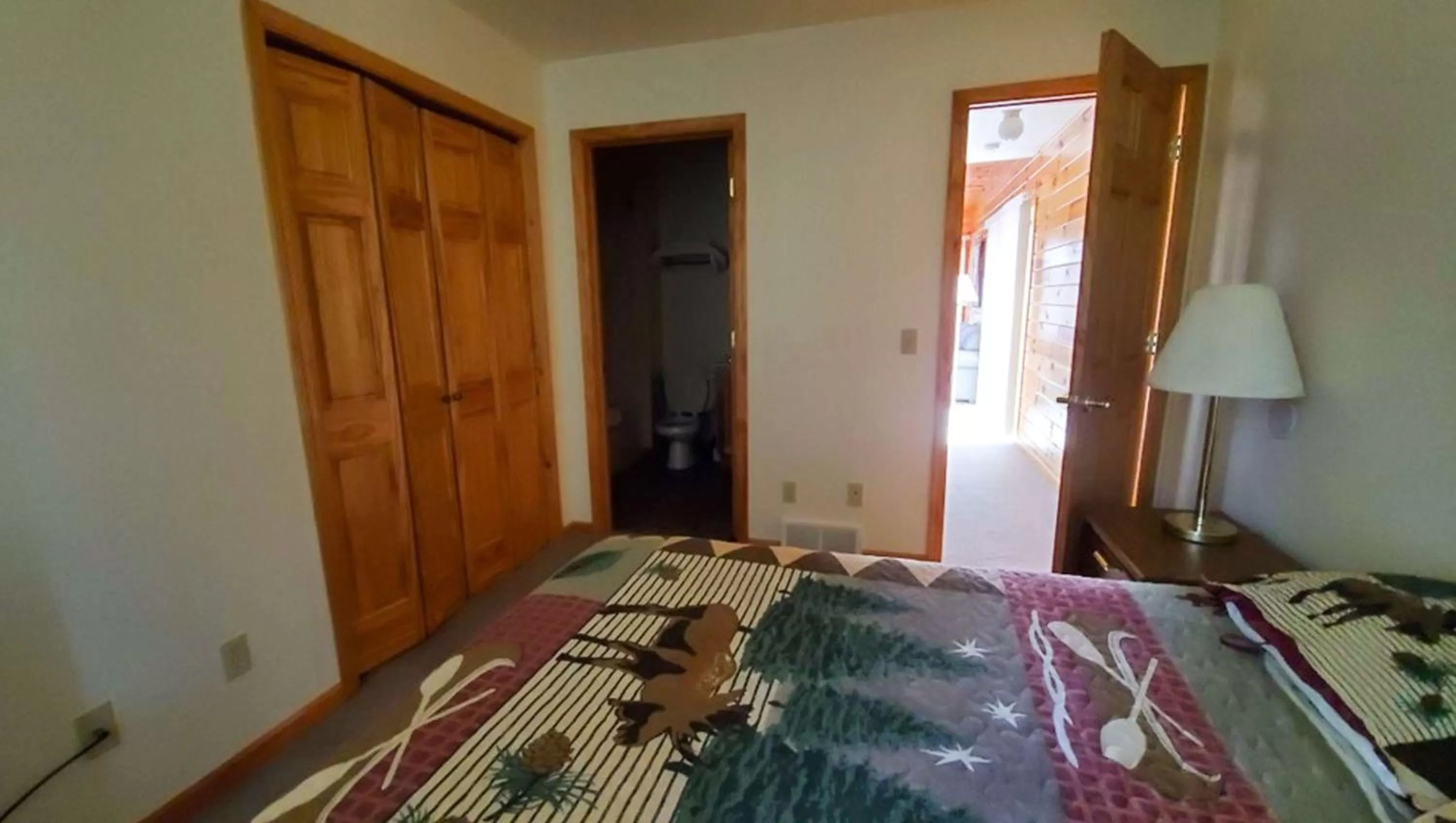 Photo of the whole room, Bed in Jasper Ridge Inn Ishpeming