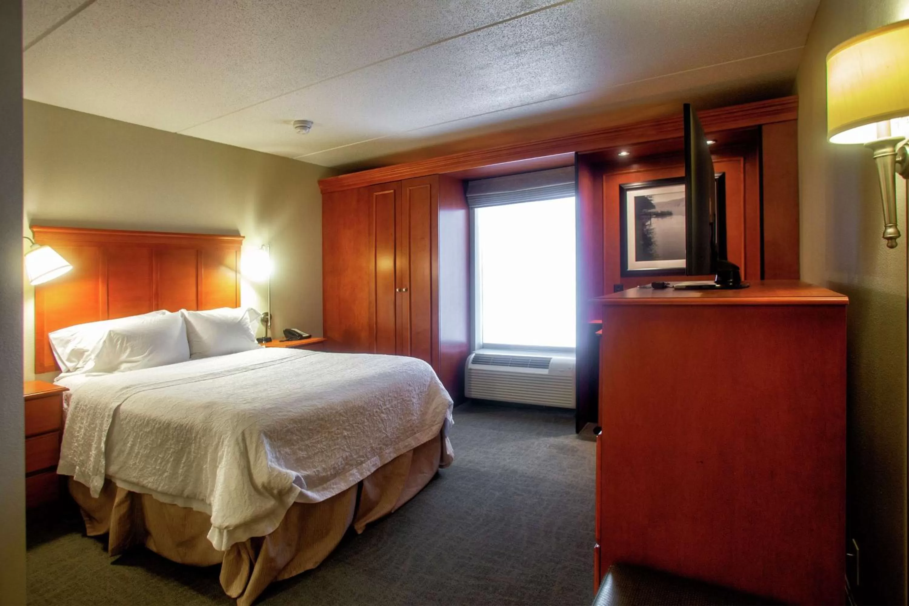 Bedroom, Bed in Hampton Inn Wheeling