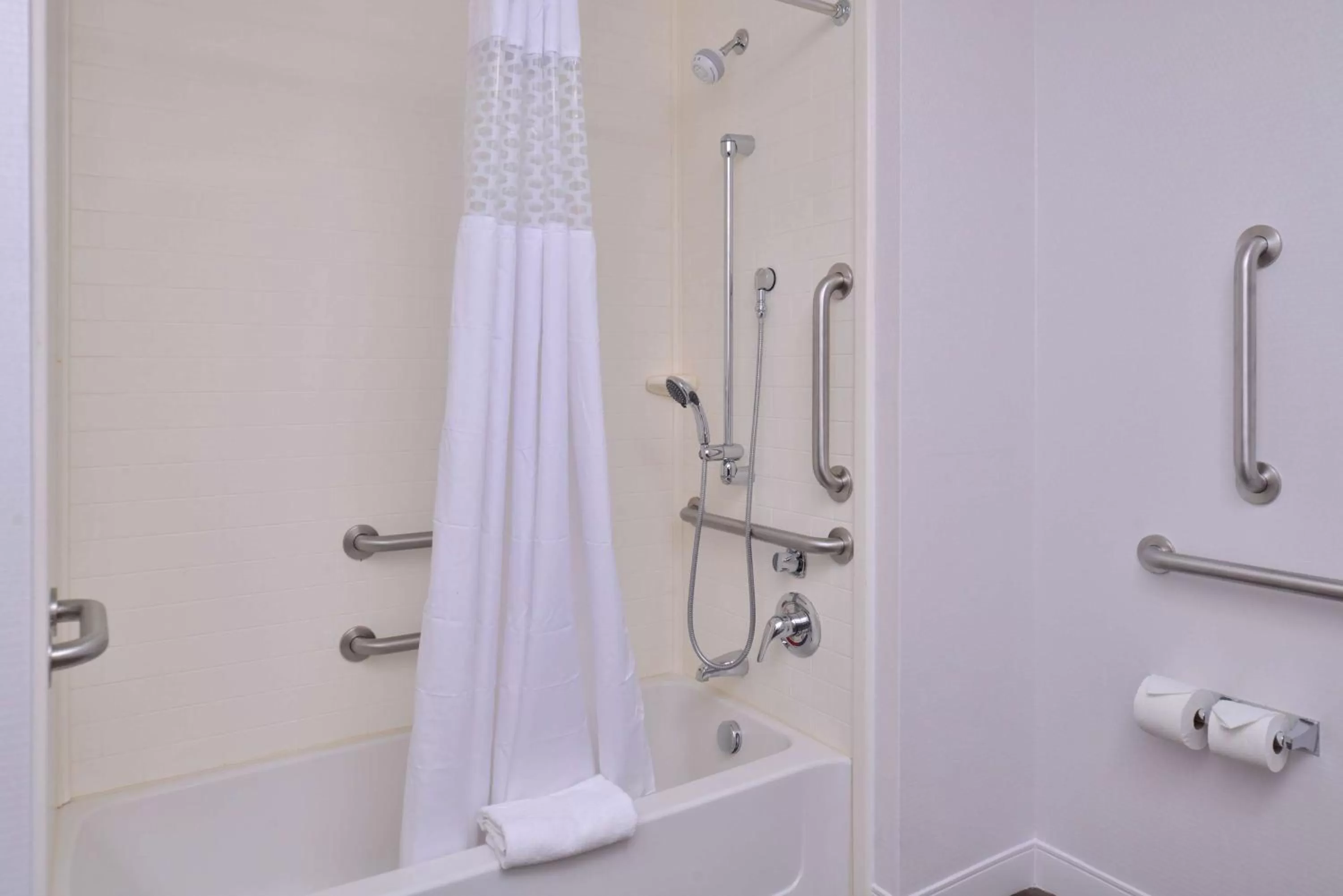 Bathroom in Hampton Inn & Suites Ann Arbor West