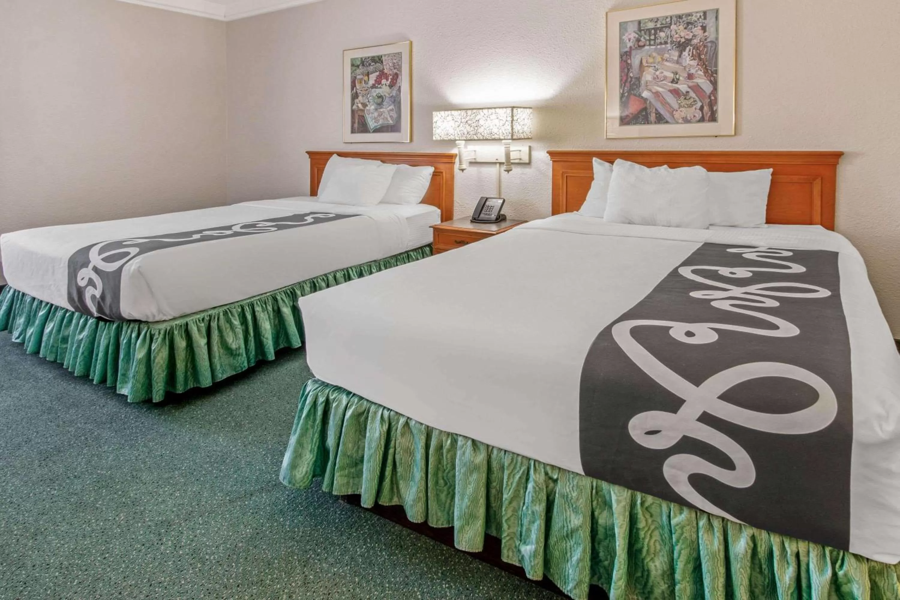 Photo of the whole room, Bed in La Quinta Inn by Wyndham Las Cruces Mesilla Valley