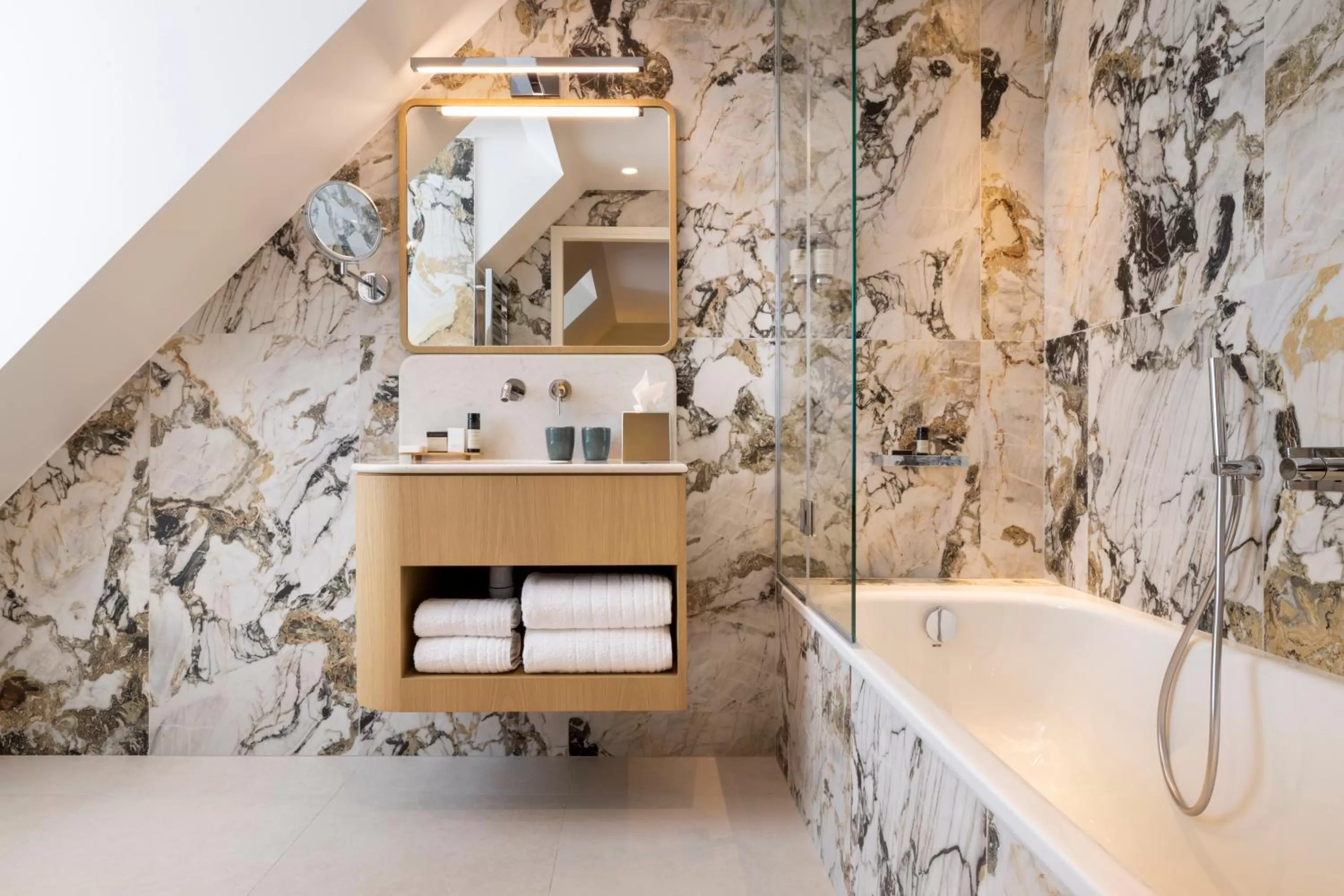 Shower in Padam Hôtel