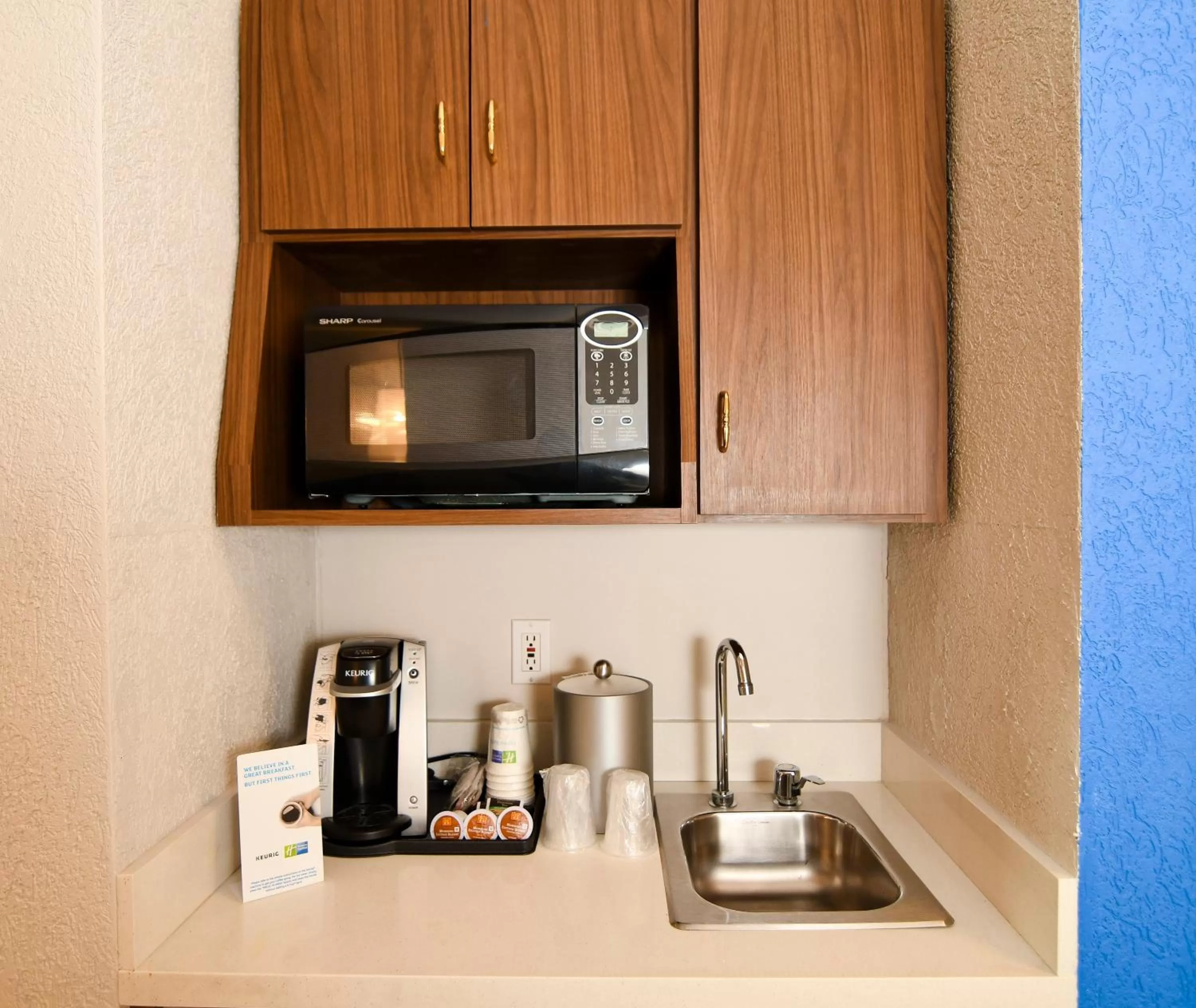 Bedroom in Holiday Inn Express Hotel & Suites Port Clinton-Catawba Island by IHG