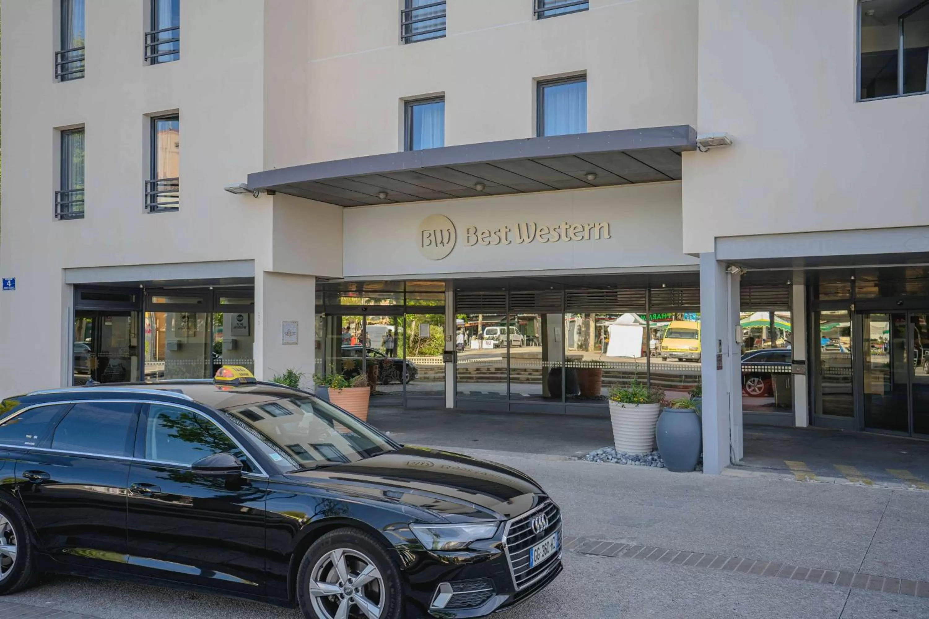 Property building in Best Western Linko Aubagne