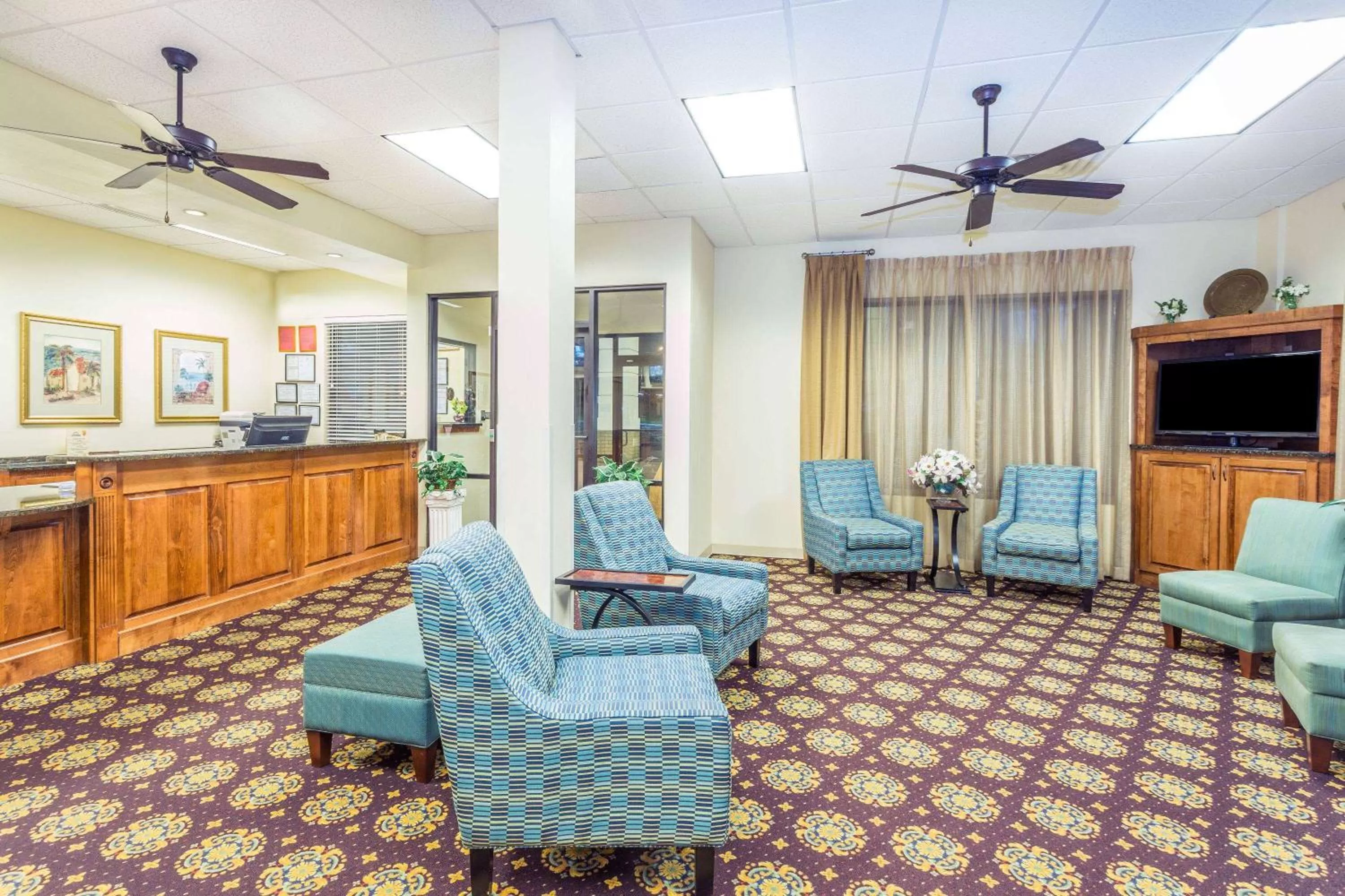 Lobby or reception in Days Inn by Wyndham Valdosta/Near Valdosta Mall