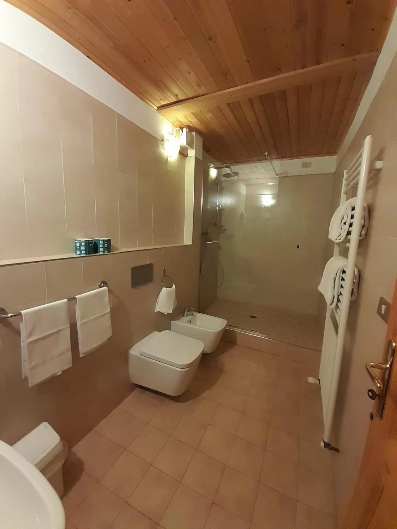 Shower in Hotel Astoria