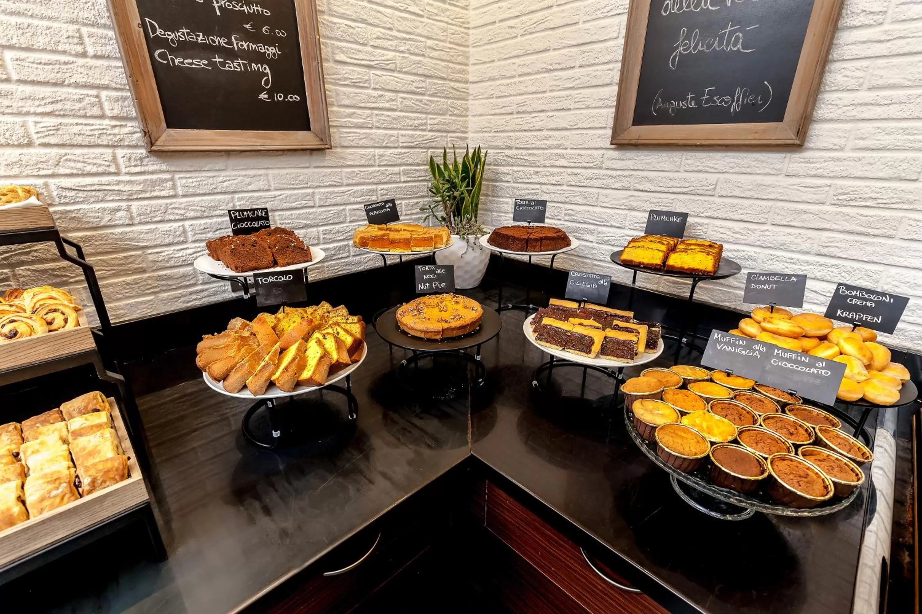 Breakfast in La Meridiana Bleisure Hotel