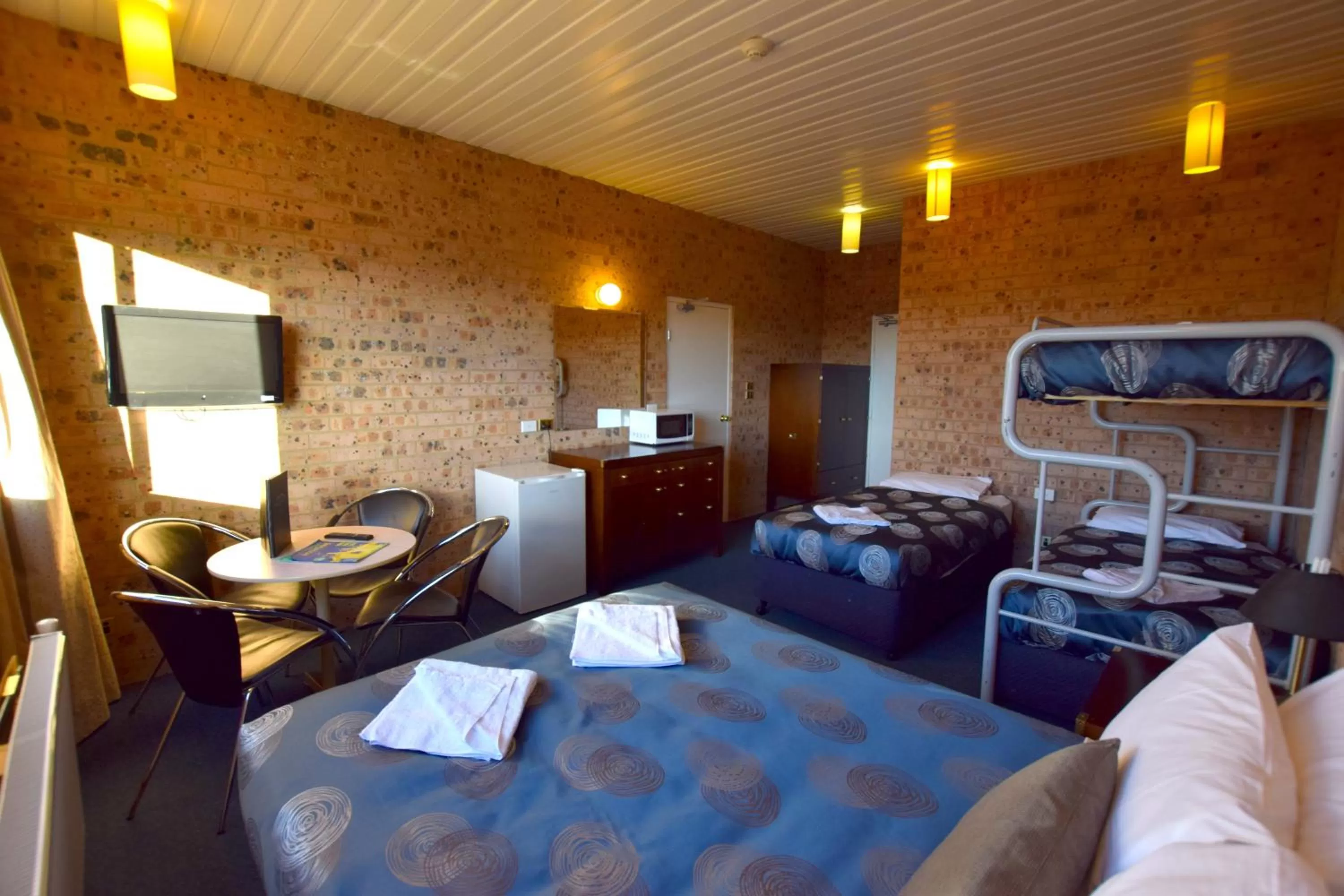 Photo of the whole room, Bed in Alpine Resort Motel