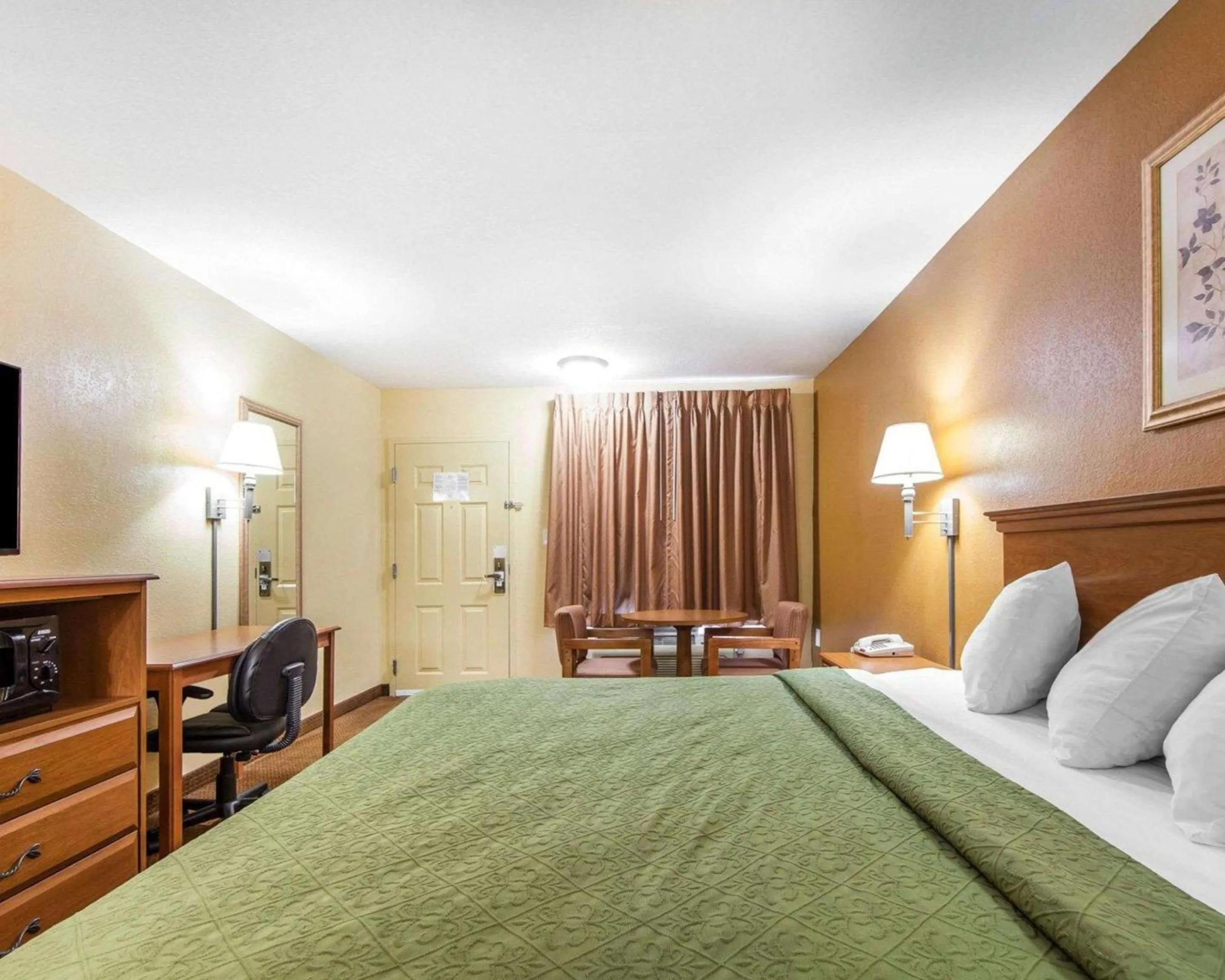 Photo of the whole room, Bed in Quality Inn & Suites Cartersville North