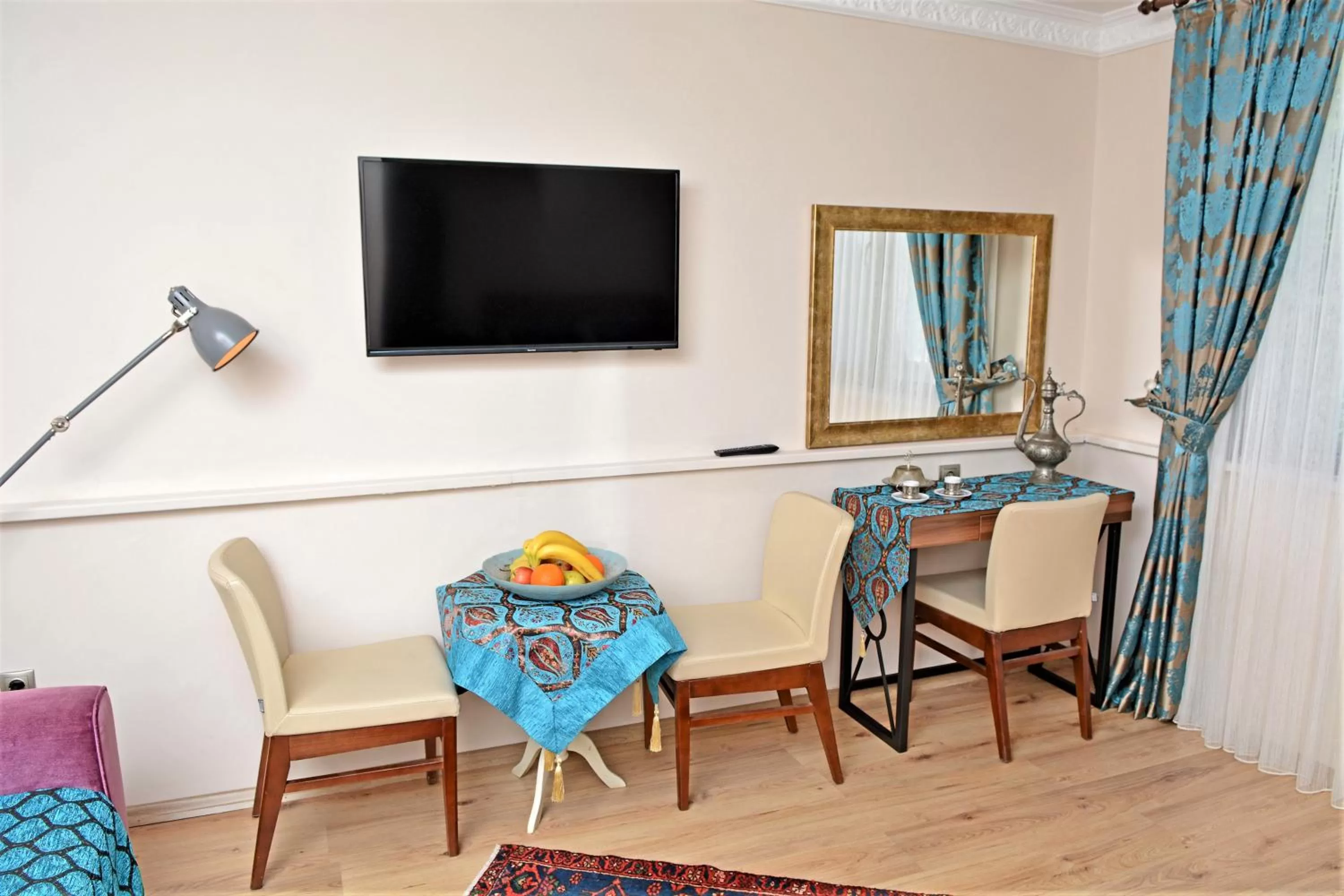 Communal lounge/ TV room in Sphendon Hotel