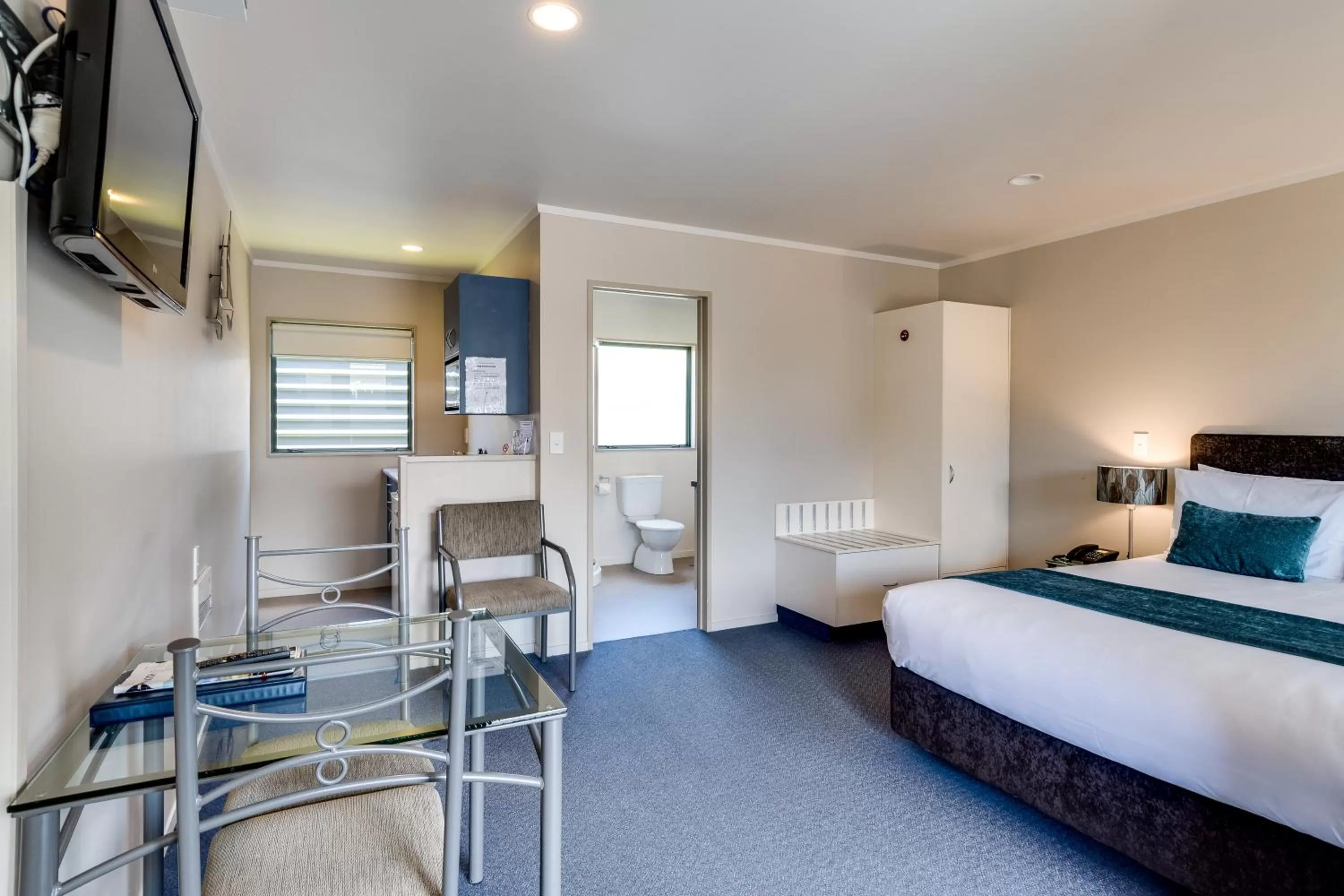 Photo of the whole room, Bed in Portmans Motor Lodge