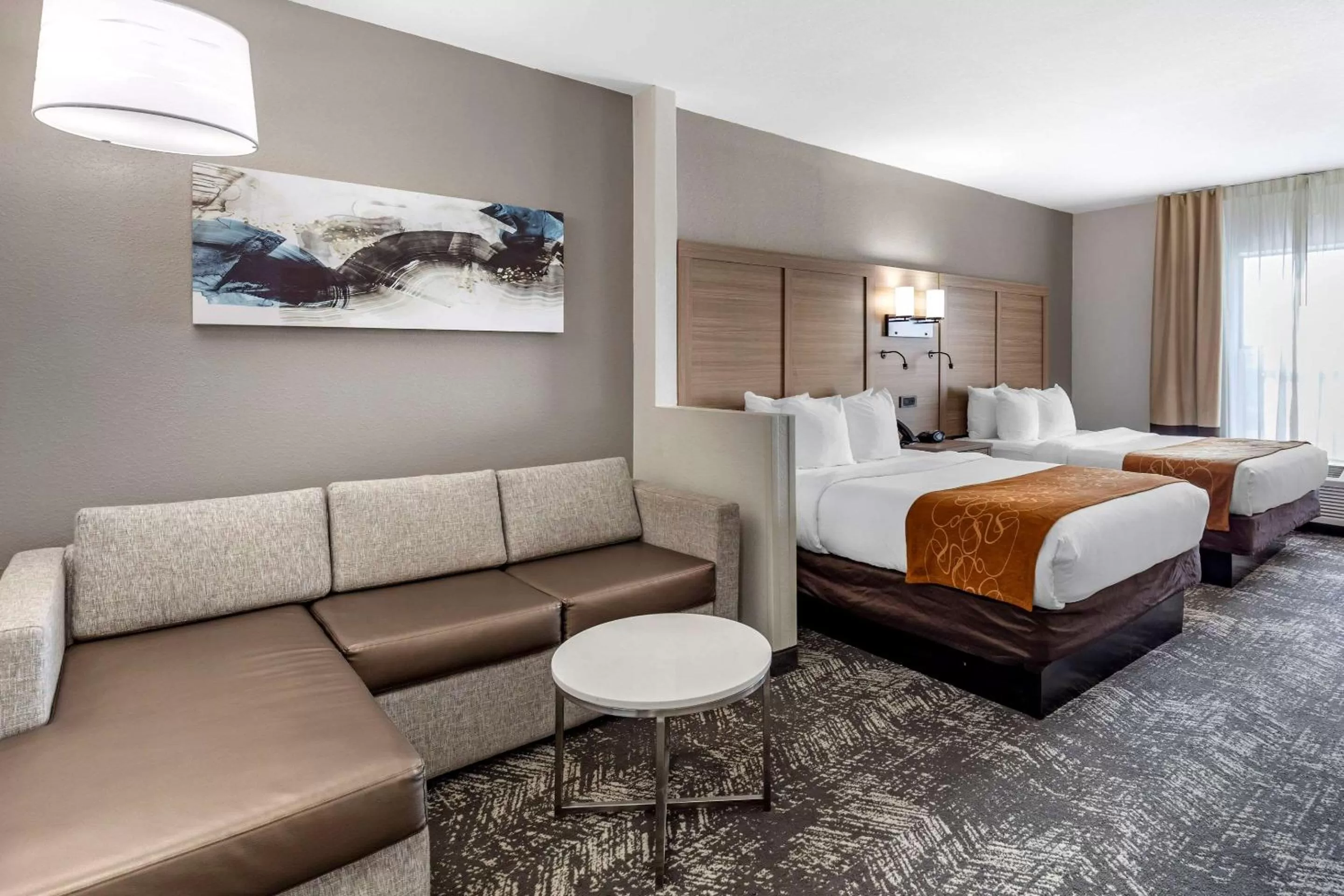 Photo of the whole room, Bed in Comfort Suites Anderson-Clemson