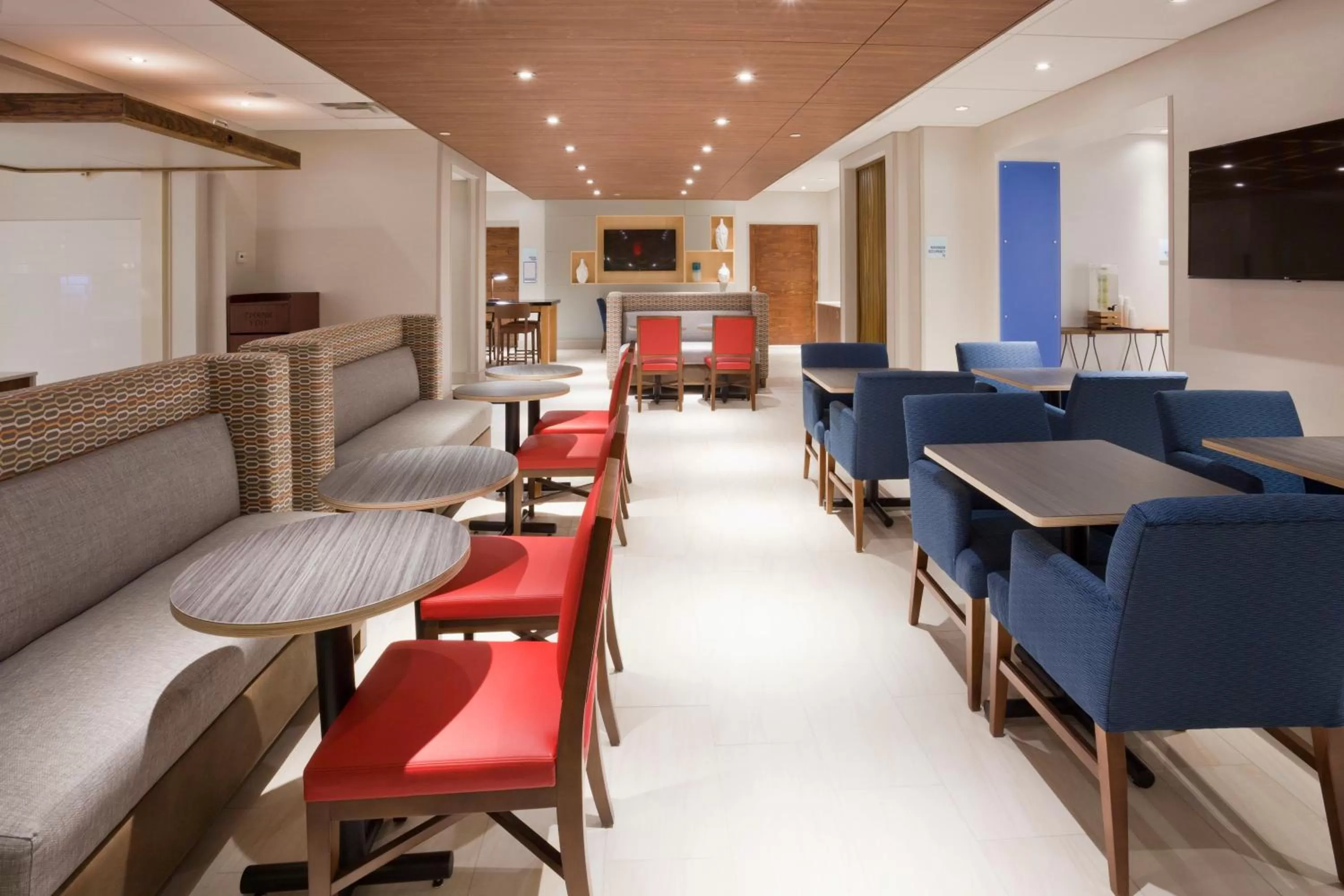 Breakfast in Holiday Inn Express Roseville-St. Paul by IHG