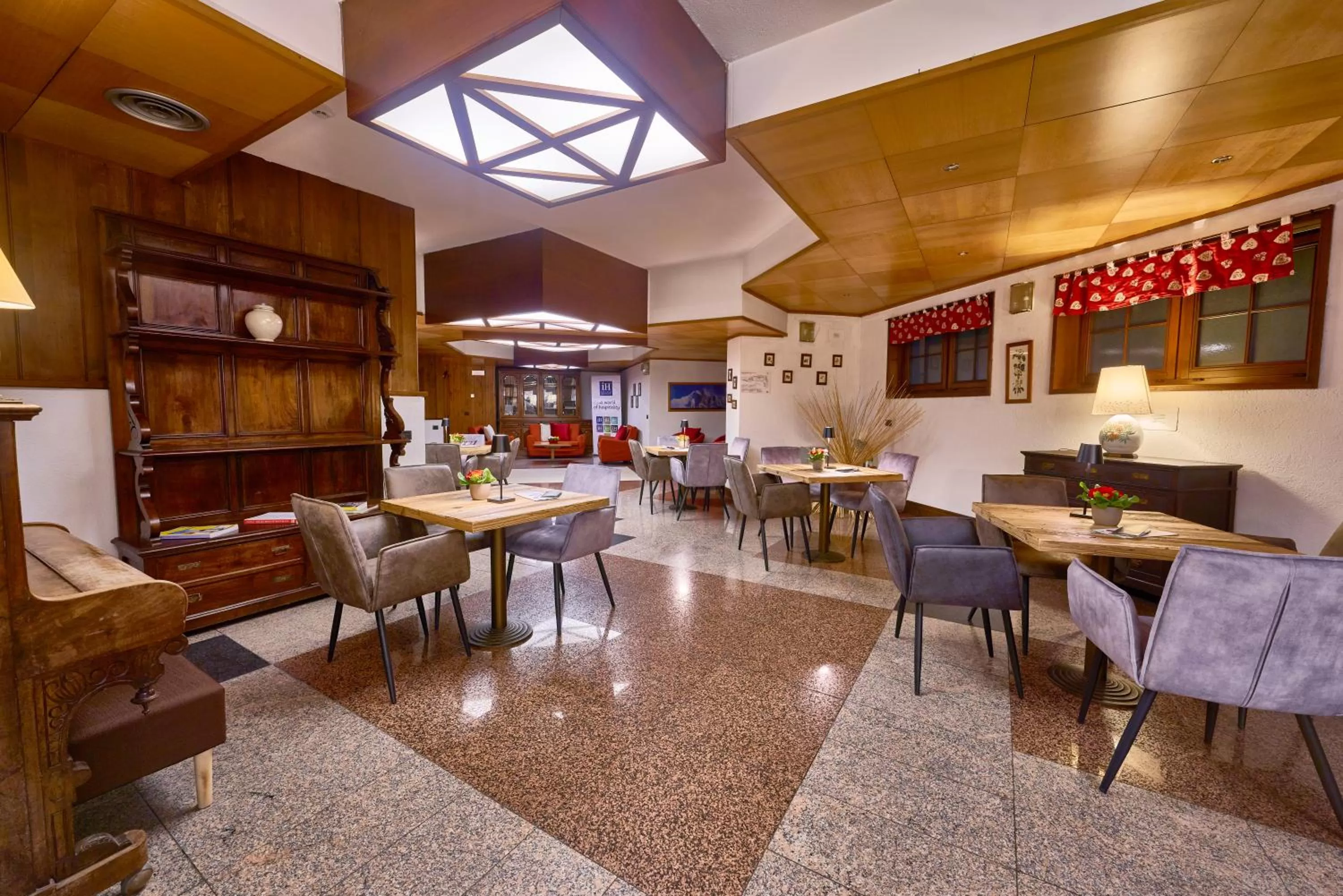 Lounge or bar in iH Hotels Courmayeur Mont Blanc