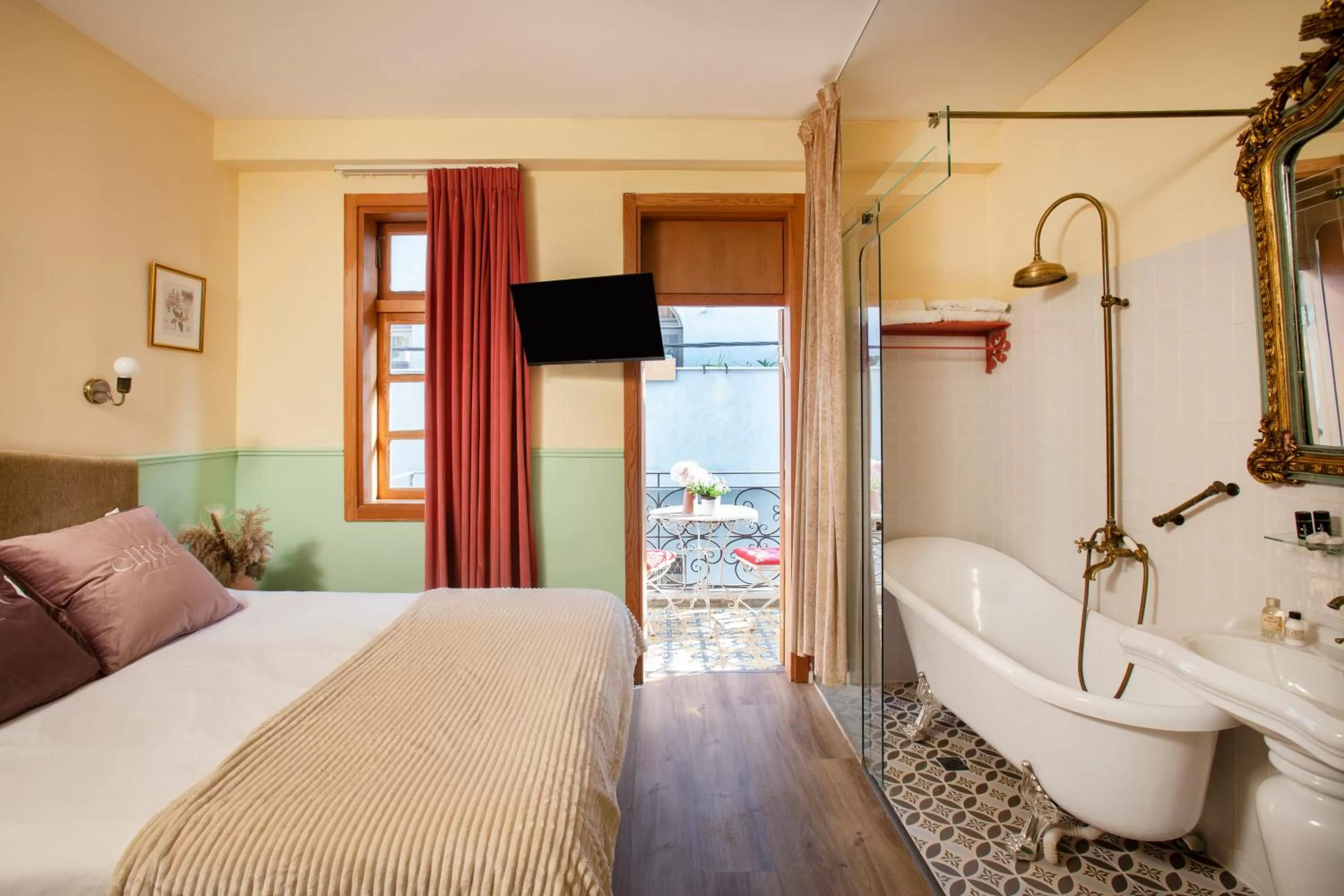 Photo of the whole room in The Elliot - Adults only