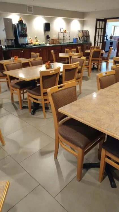 Dining area in Country Inn & Suites by Radisson, Waterloo, IA