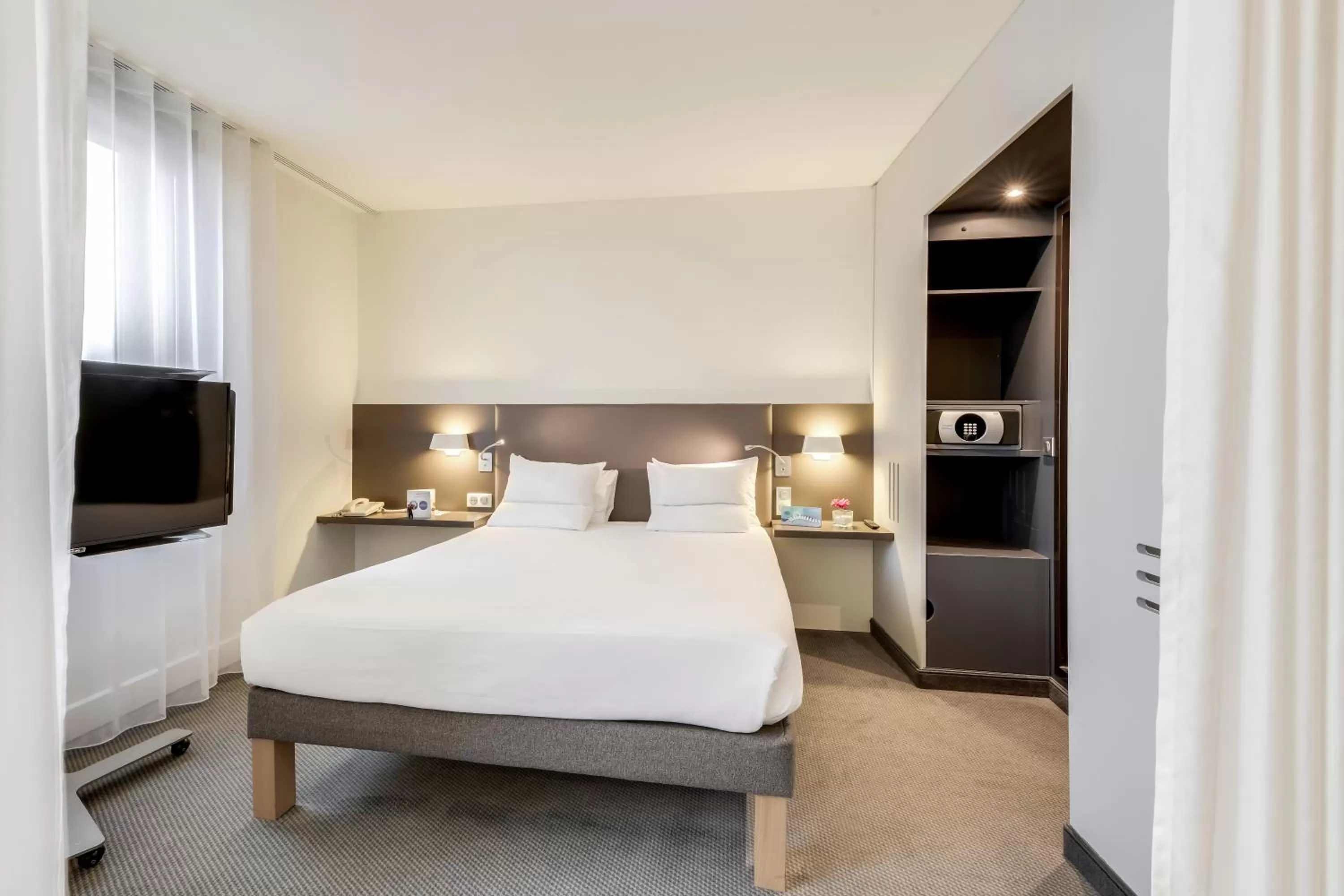 Bedroom, Bed in Novotel Suites Paris CDG Airport Villepinte