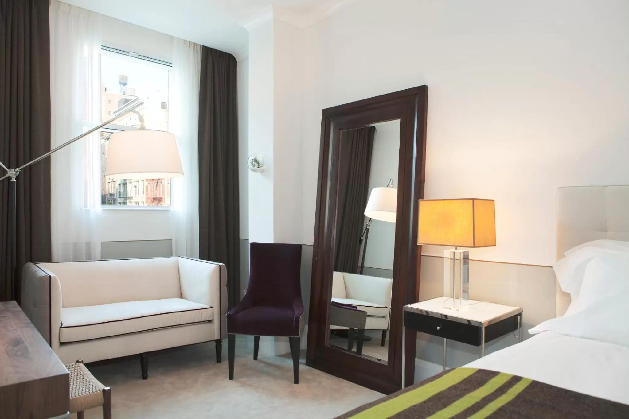 Seating area, Bed in The Broome