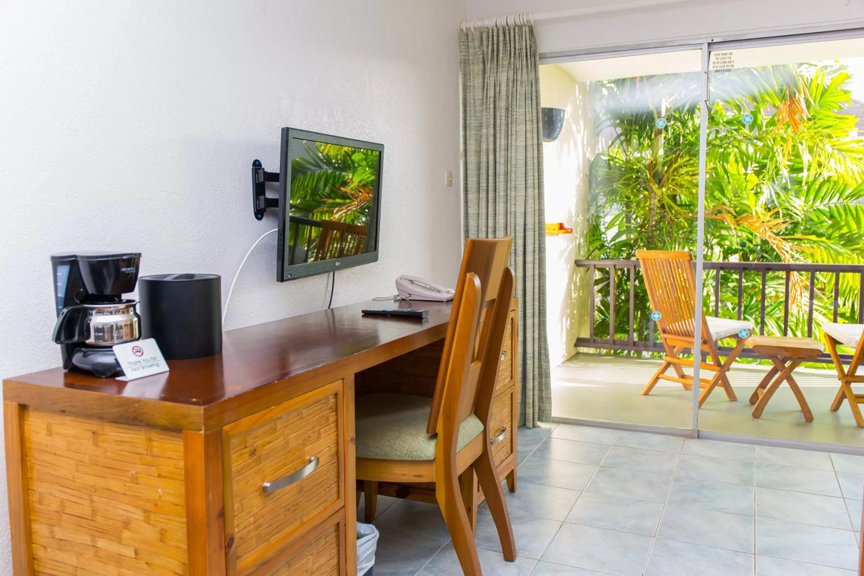 Living room, TV/Entertainment Center in Infinity on the Beach