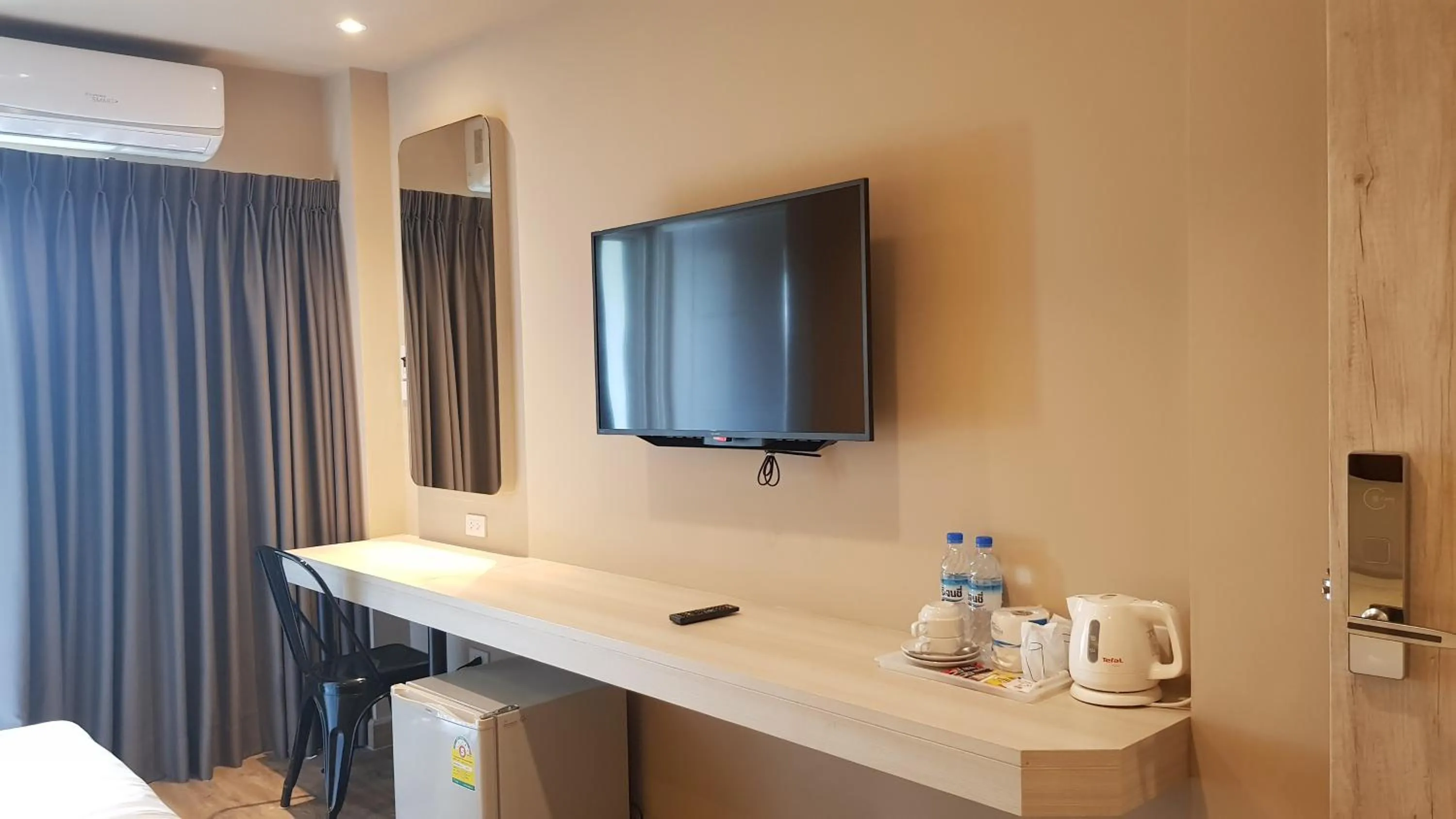 TV and multimedia, Bed in The Phoenix Hotel Bangkok - Suvarnabhumi Airport