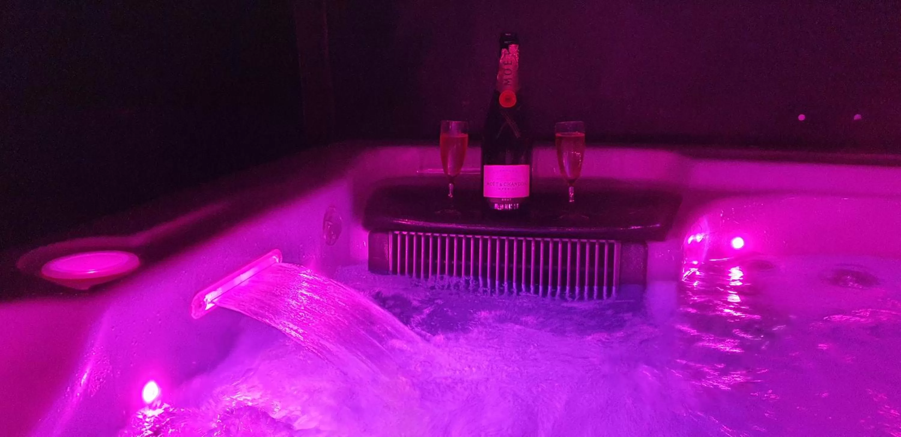 Spa and wellness centre/facilities in B&B Des Histoires d'Anges - Côté Jardin - Accueil Vélo