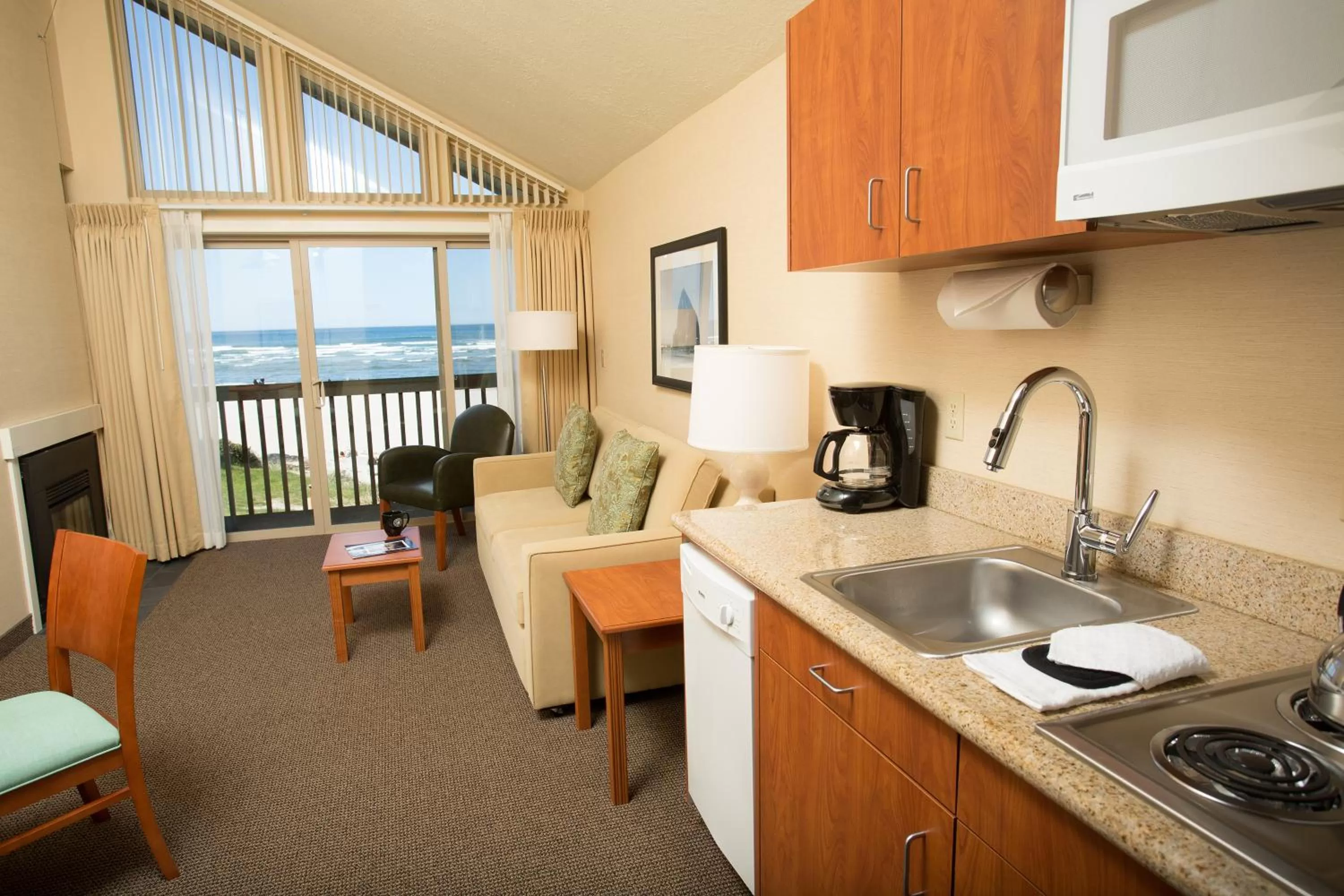 Kitchen or kitchenette, Kitchen/Kitchenette in Schooner's Cove Inn