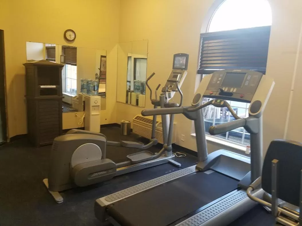 Fitness centre/facilities in Ramada by Wyndham Glendale Heights/Lombard