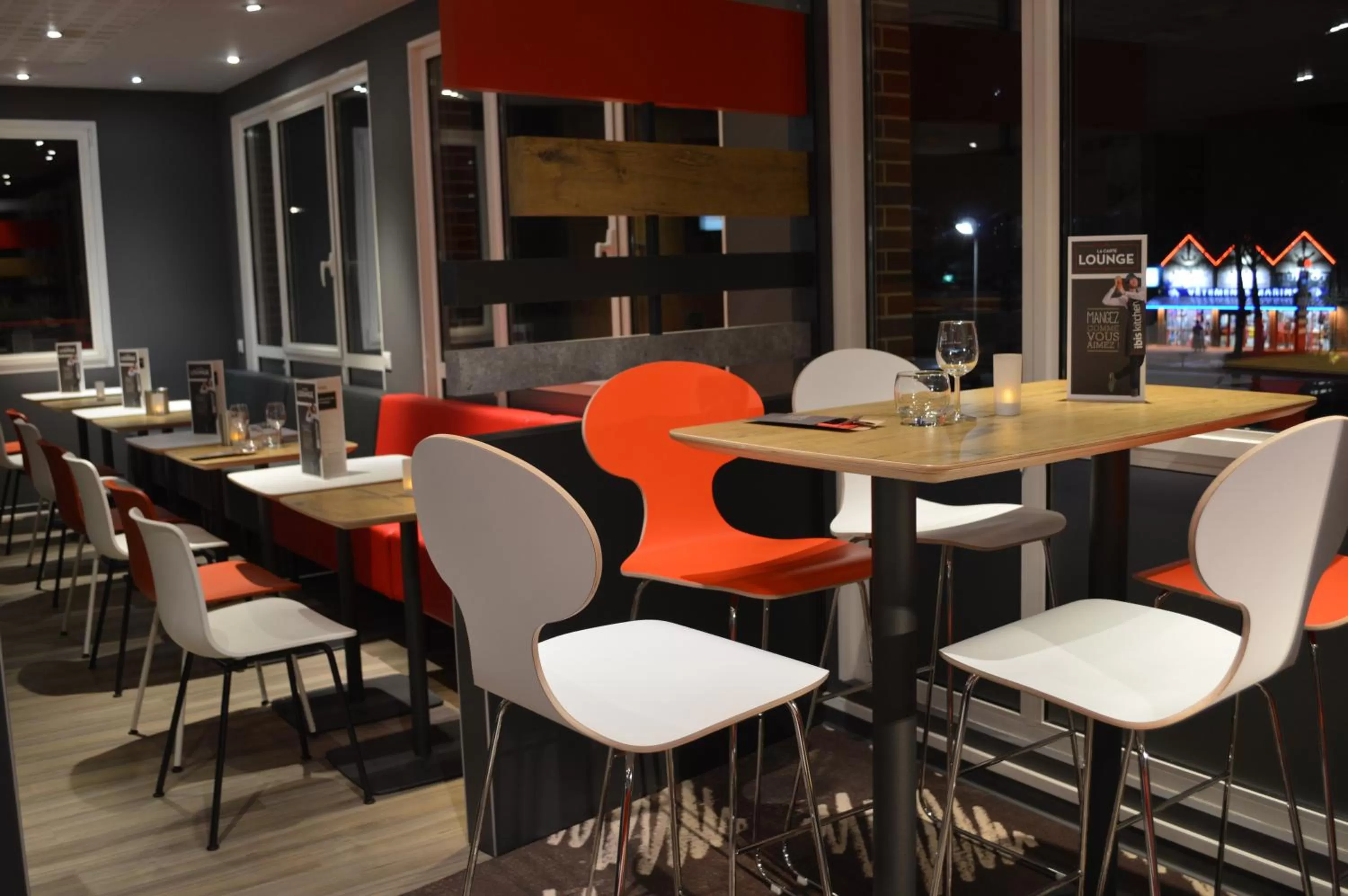 Lounge or bar in ibis Honfleur
