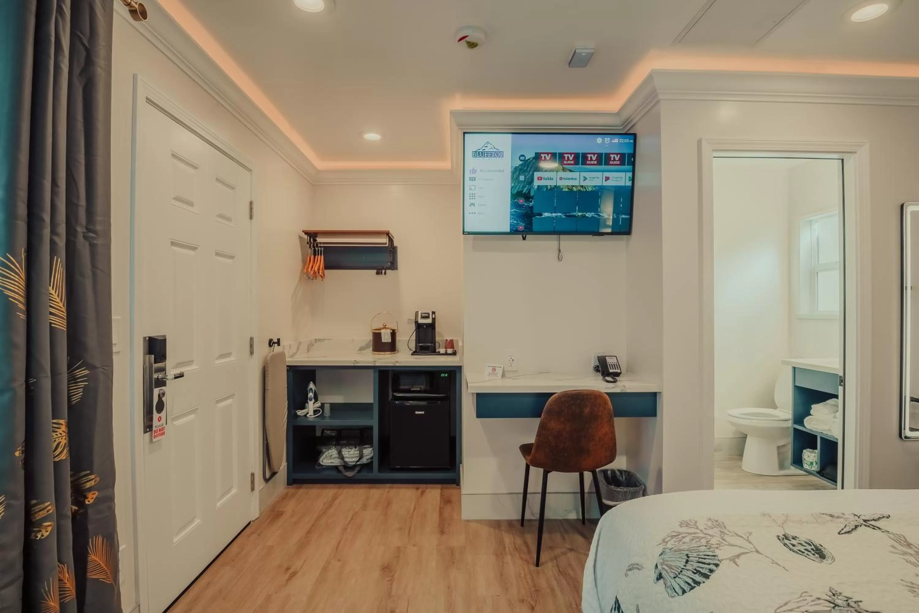 TV and multimedia, Bed in Blufftop Inn & Suites - Wharf/Restaurant District