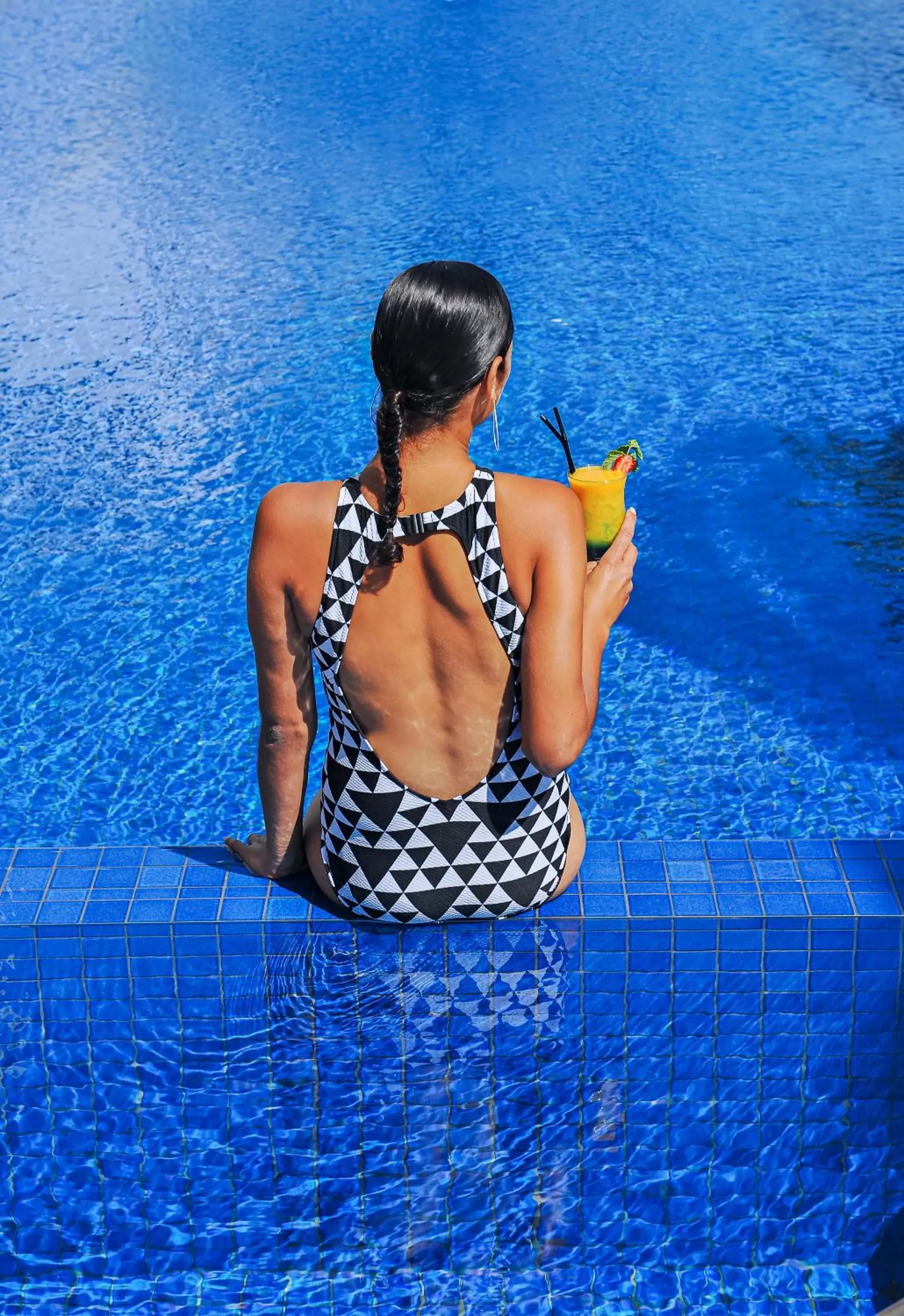 Swimming pool in Cairns Harbourside Hotel