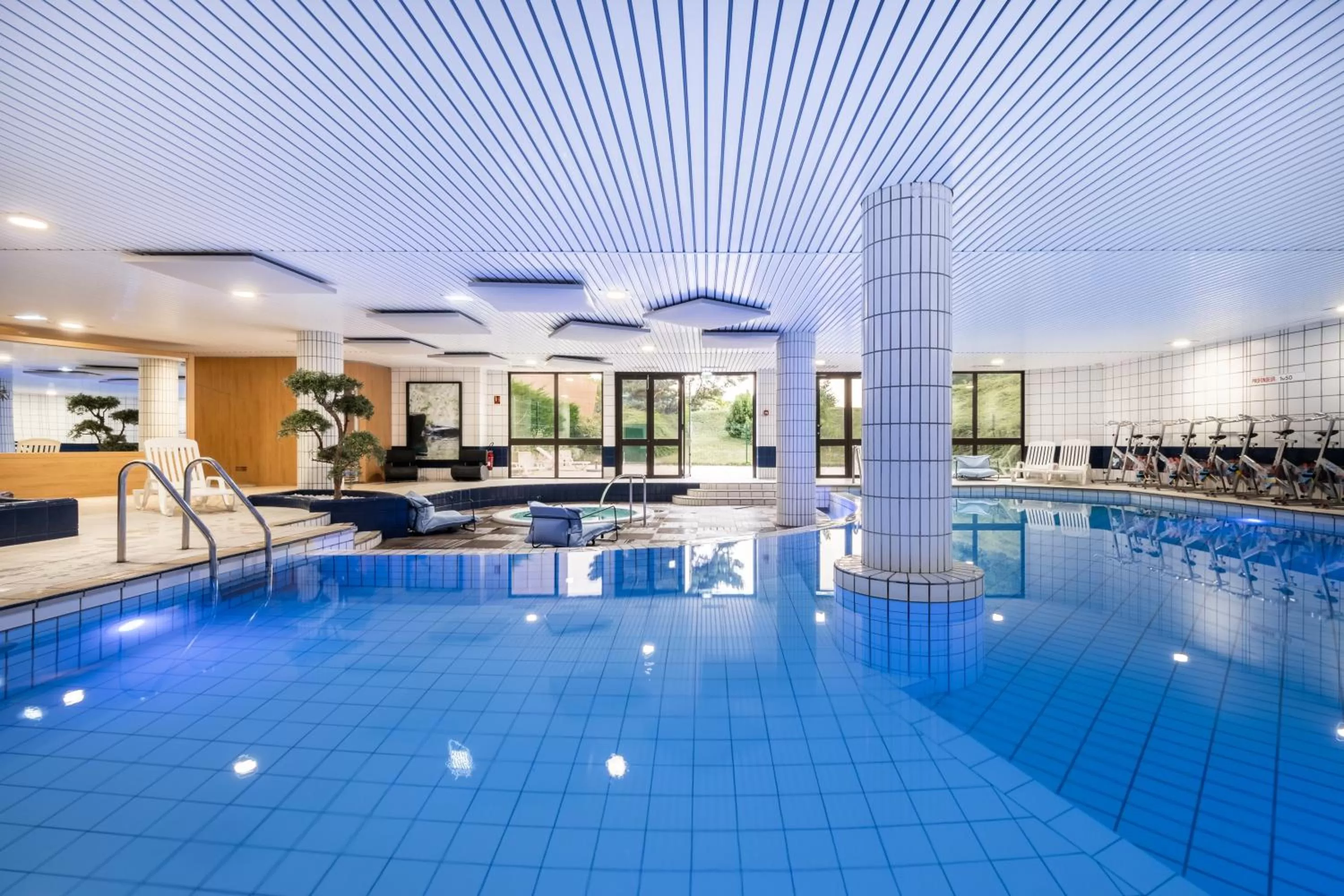 Swimming pool in Mercure Tours Sud