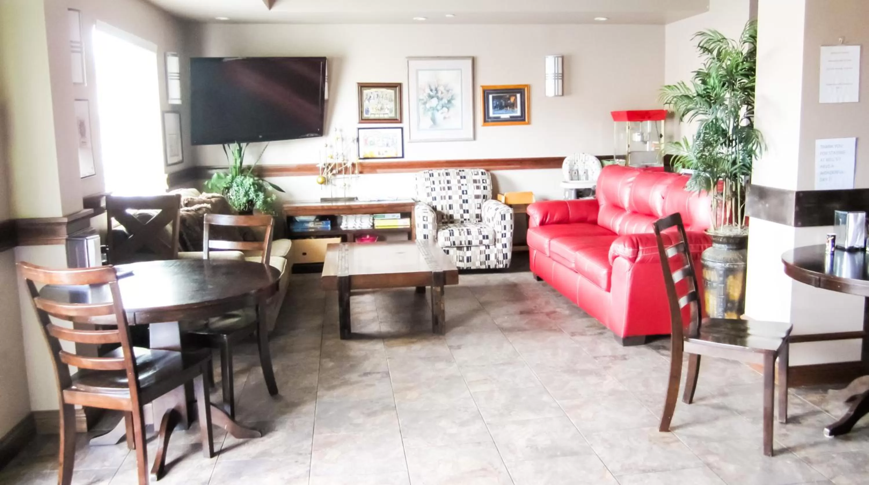 Communal lounge/ TV room in Bell's Extended Stay and Suites