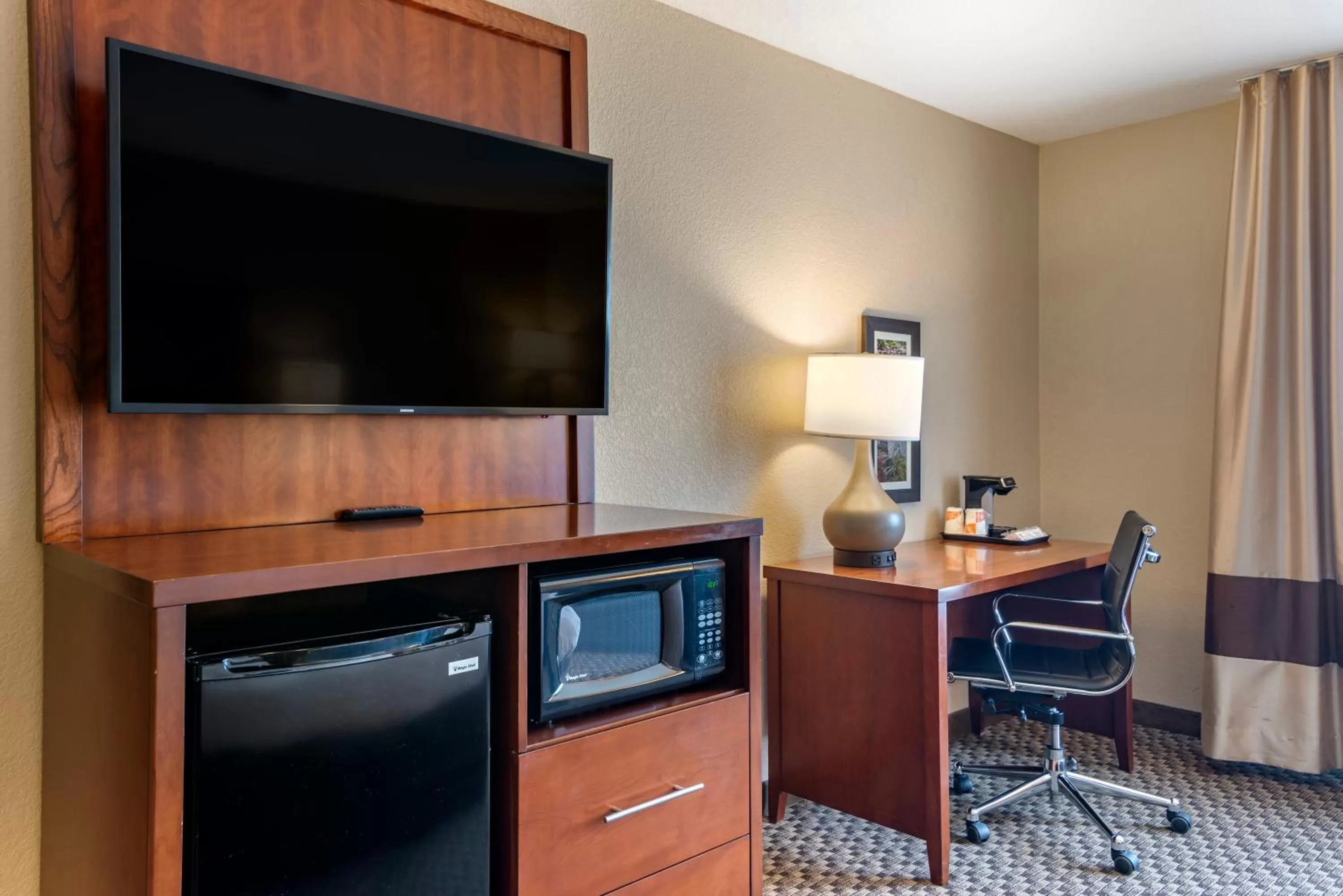 TV and multimedia in Comfort Inn & Suites Blue Ridge