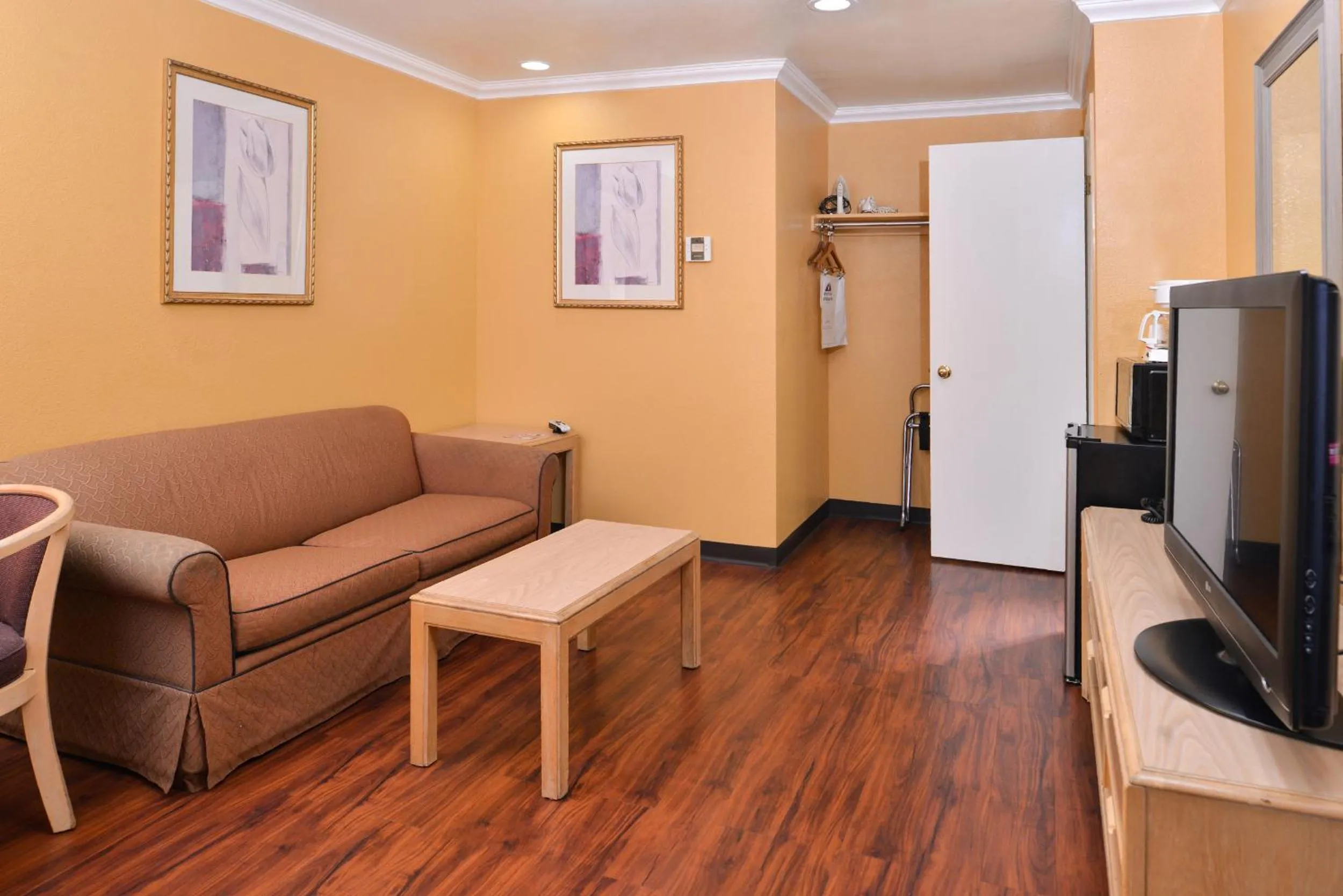 Living room in Americas Best Value Inn and Suites Clearlake