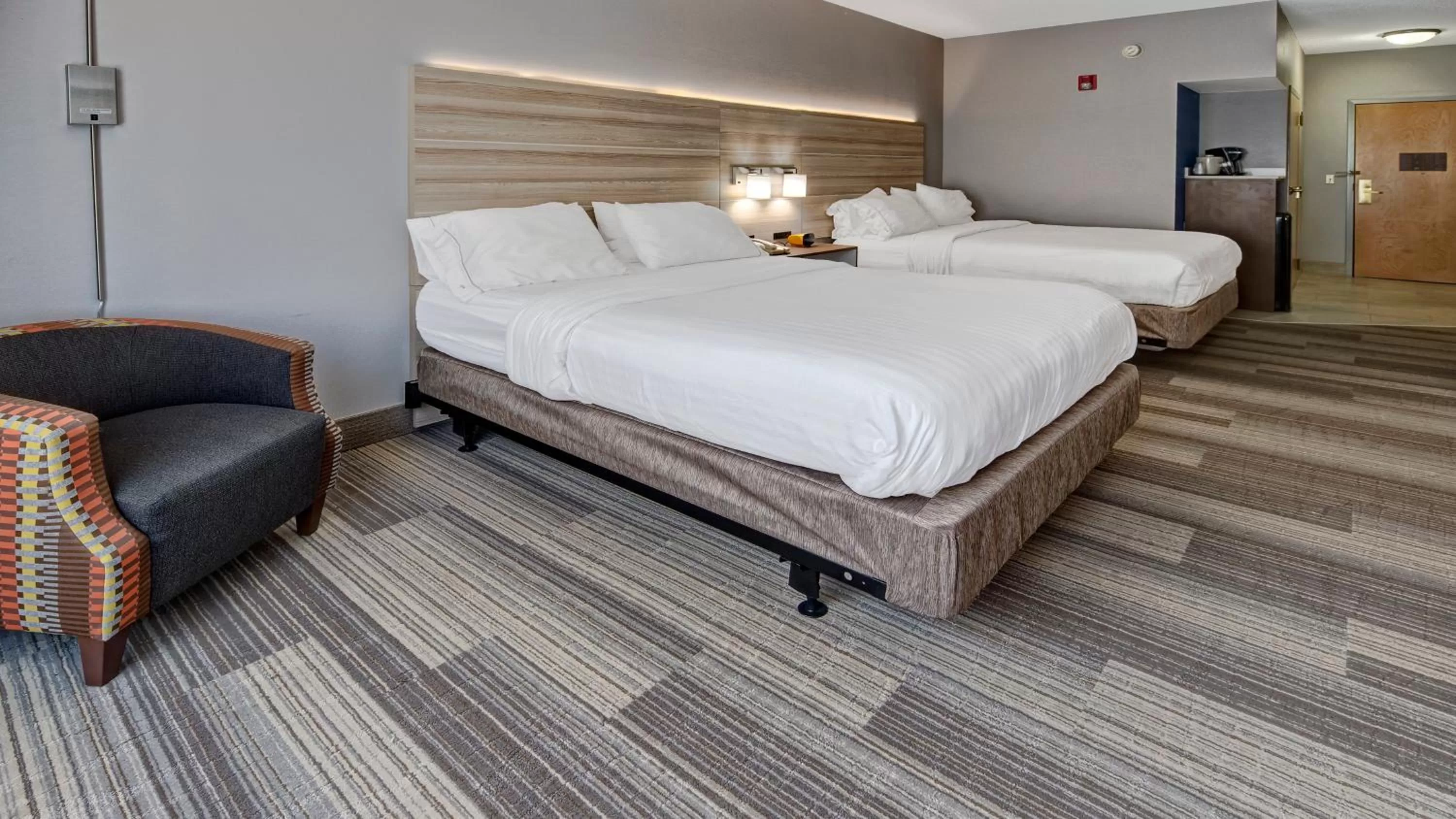 Photo of the whole room, Bed in Holiday Inn Express Hotel & Suites London by IHG