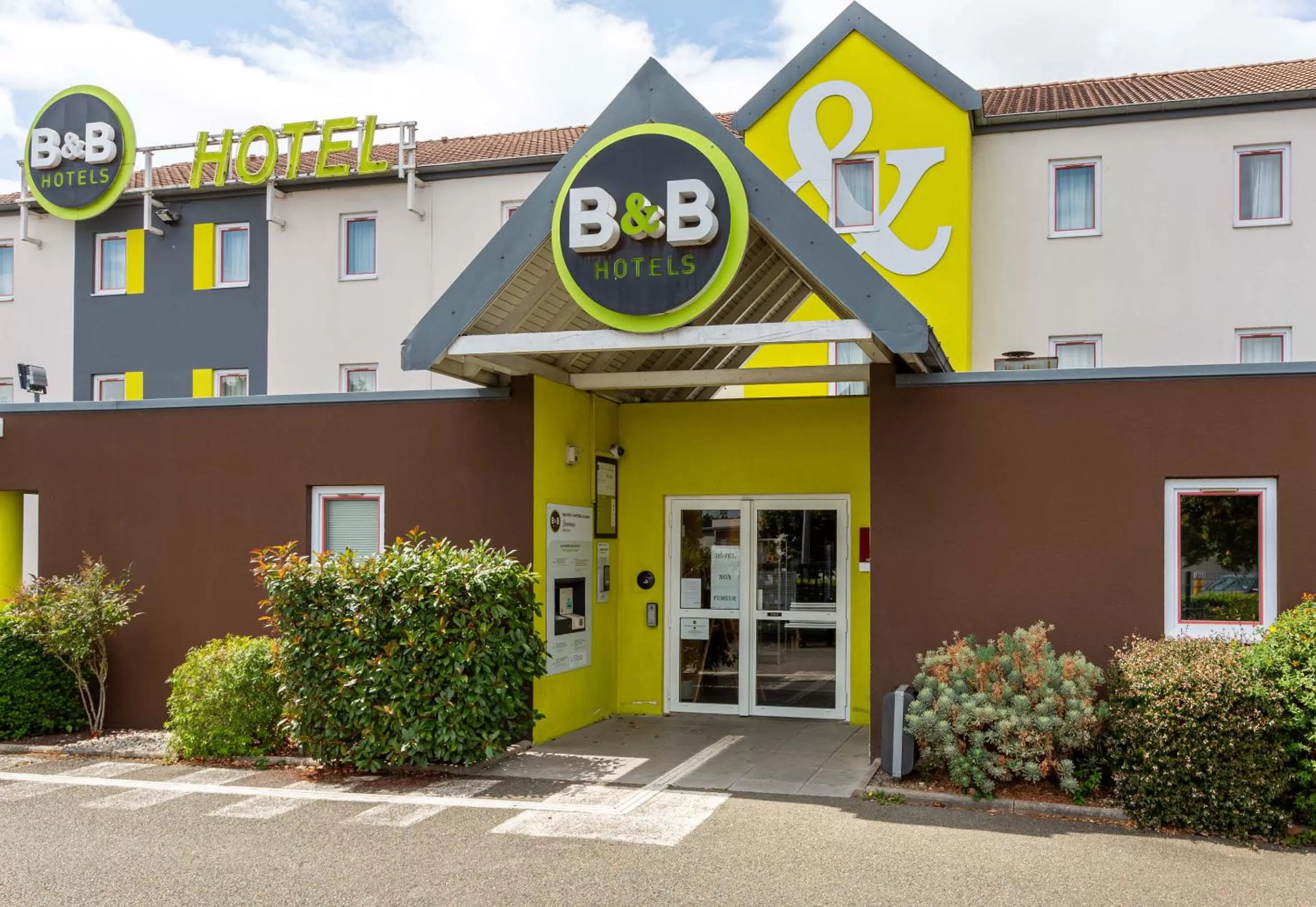Property building in B&B HOTEL CHARTRES Le Coudray