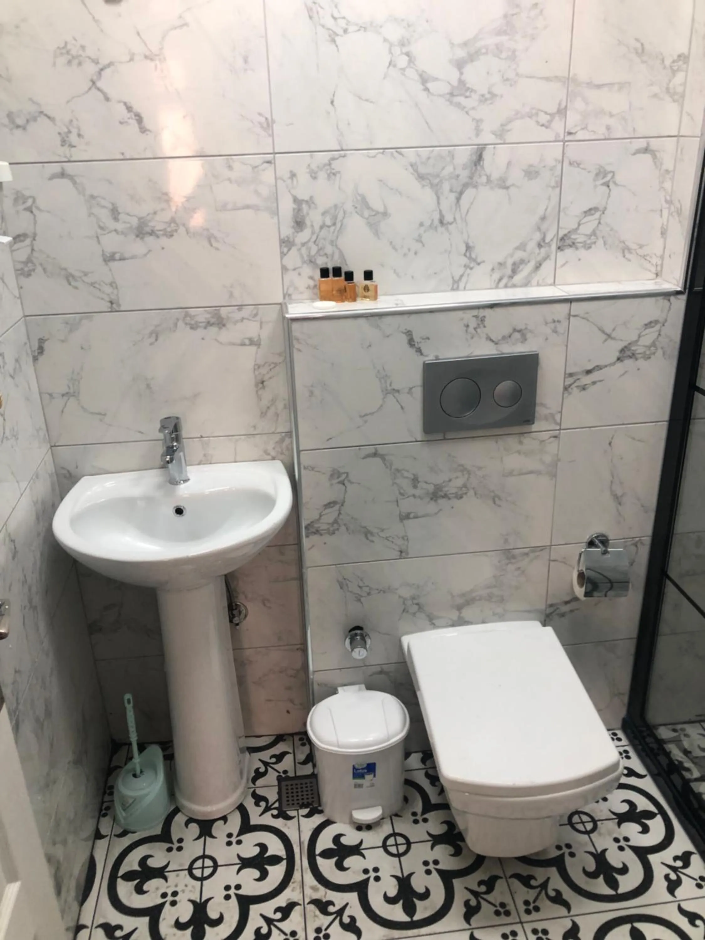 Shower in Reydel Hotel