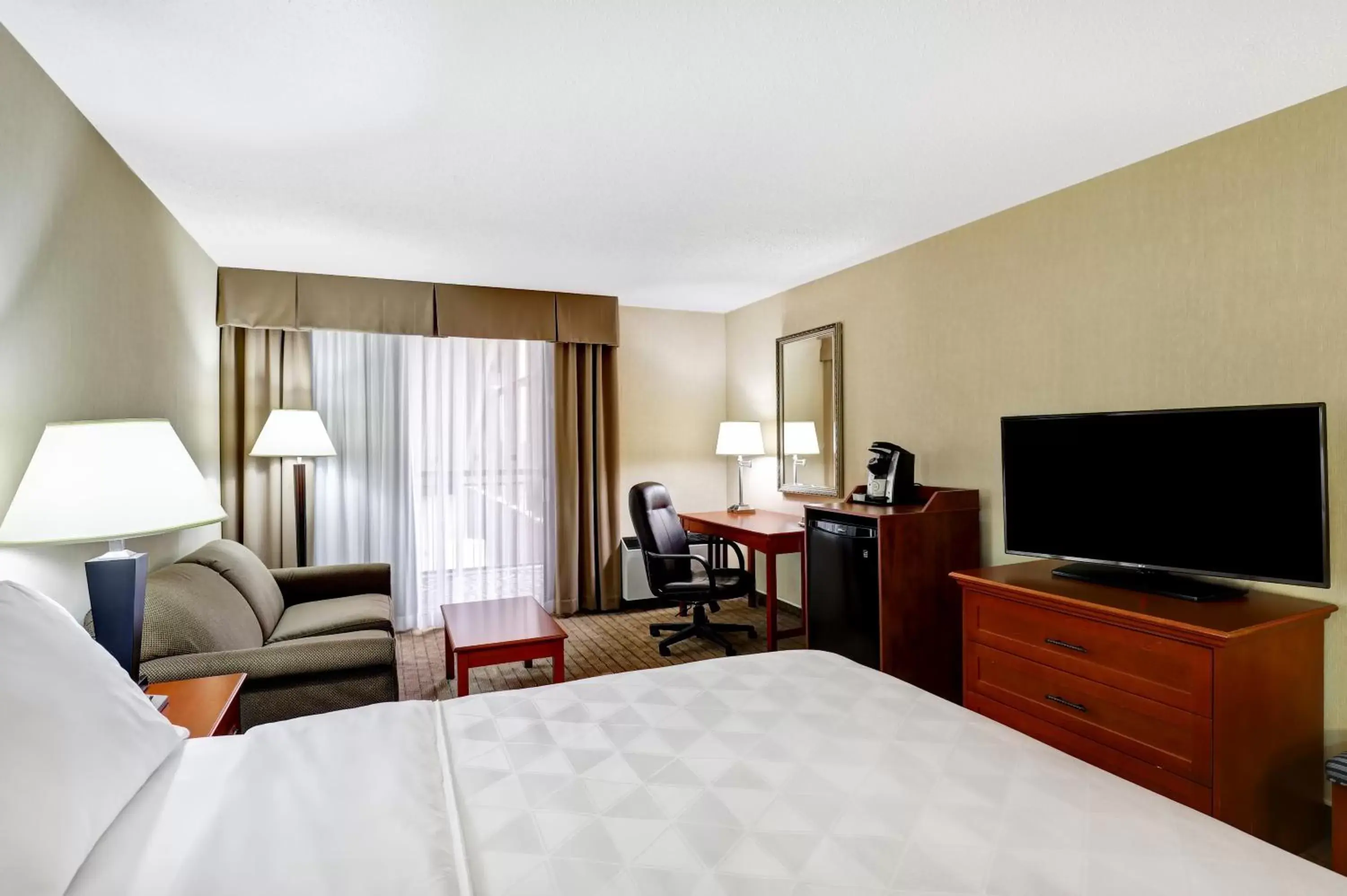 Queen Room with Sofa Bed in Holiday Inn Burlington Conference Centre by IHG Queen Room with Sofa Bed in Holiday Inn Burlington Conference Centre by IHG