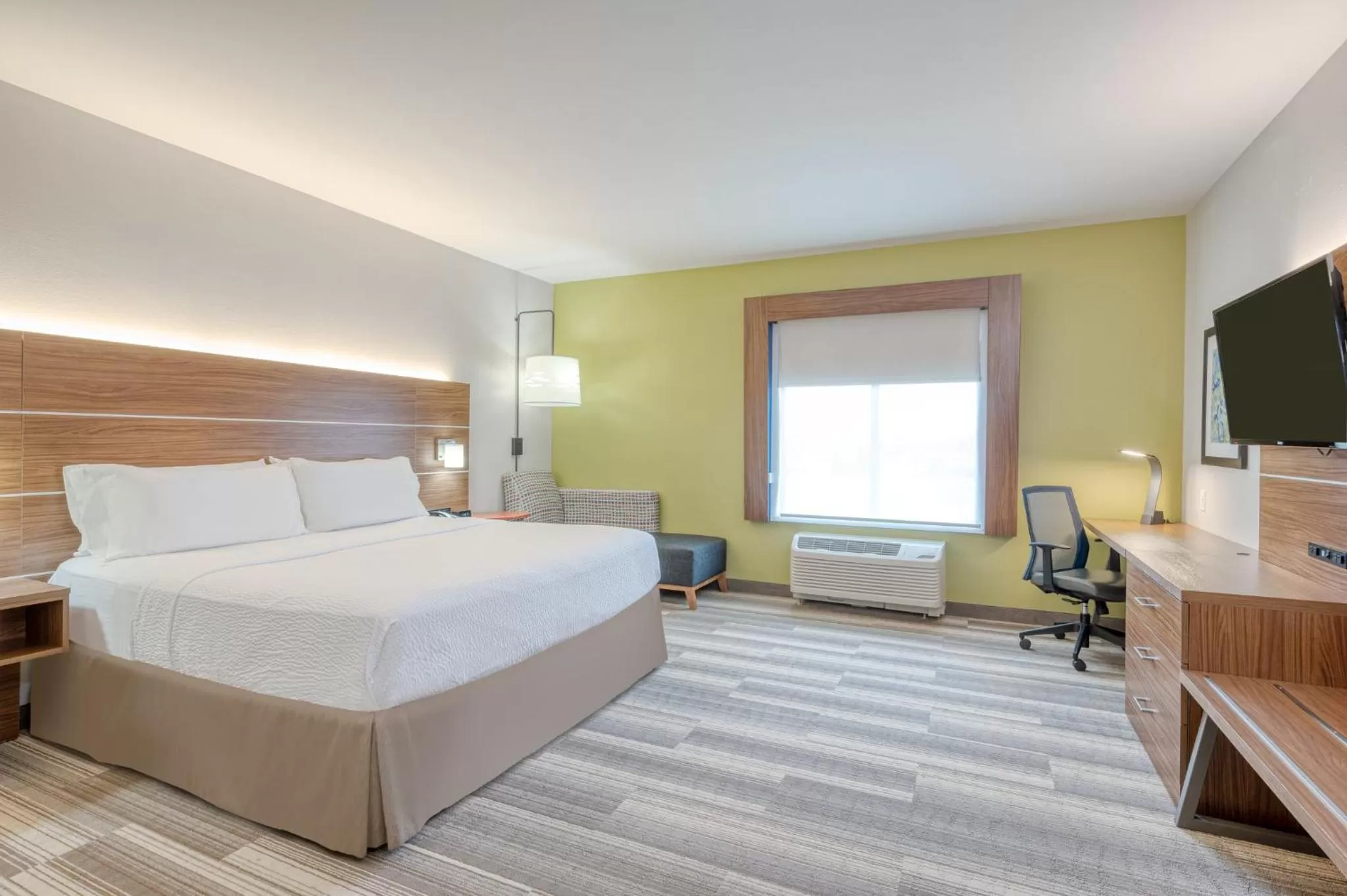 Photo of the whole room, Bed in Holiday Inn Express & Suites St. Louis - Chesterfield by IHG