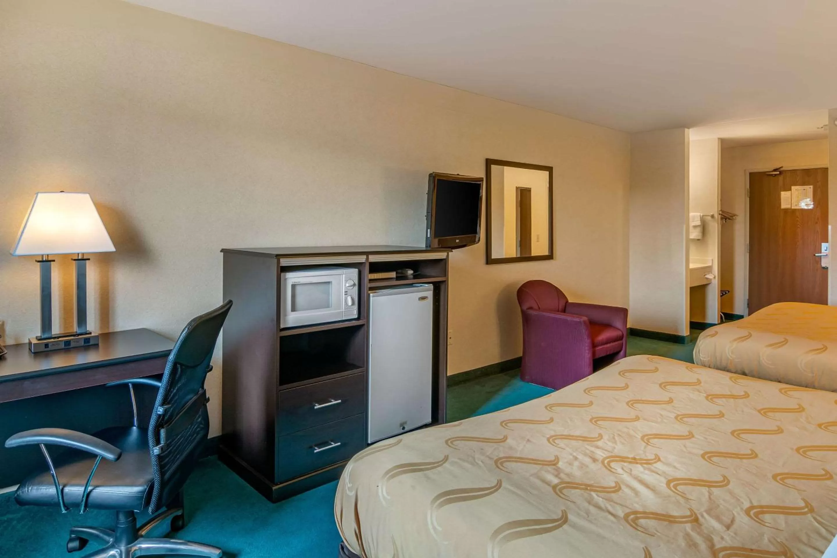 Photo of the whole room, Bed in Quality Inn Bend North