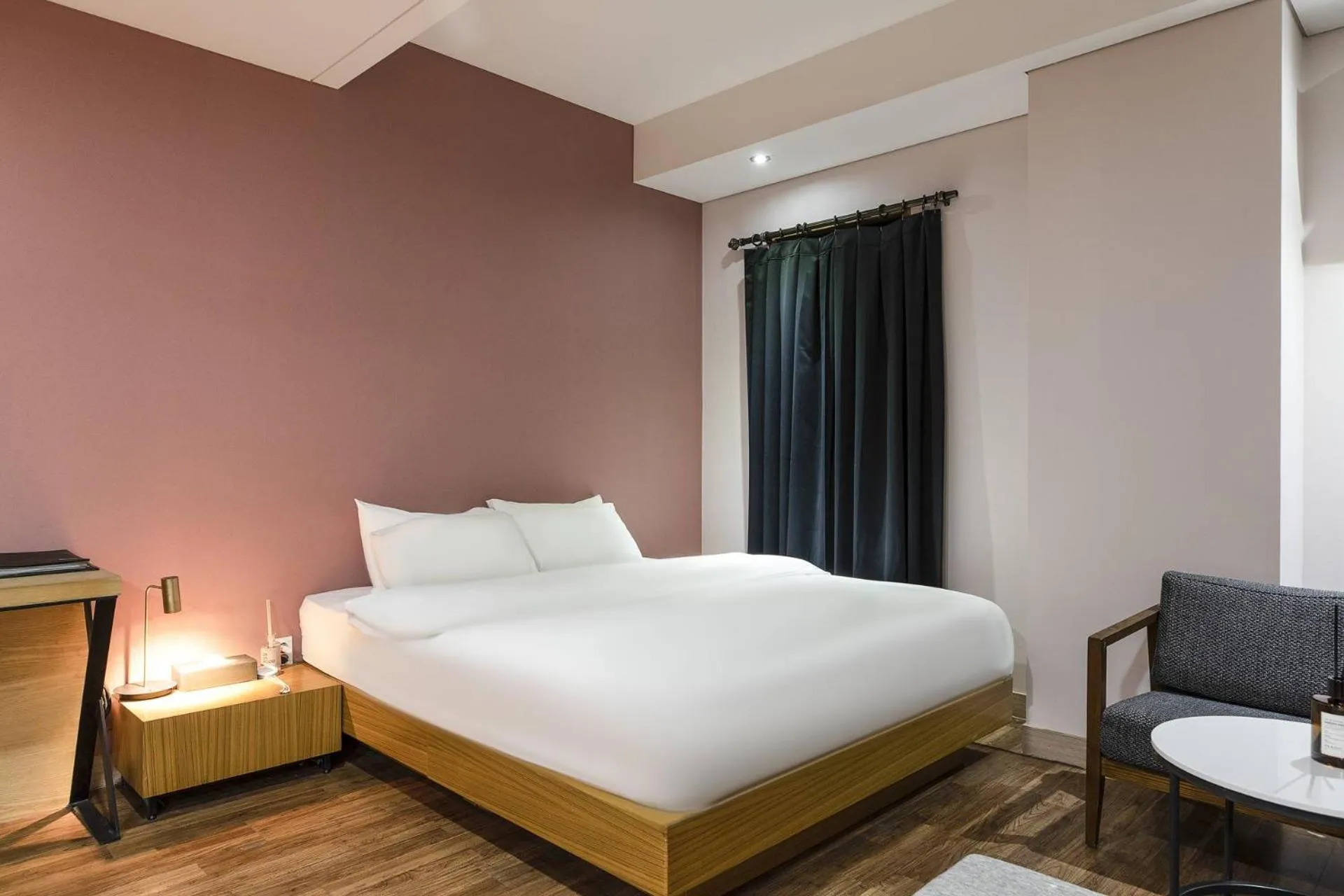 Bed in Central Plaza Hotel