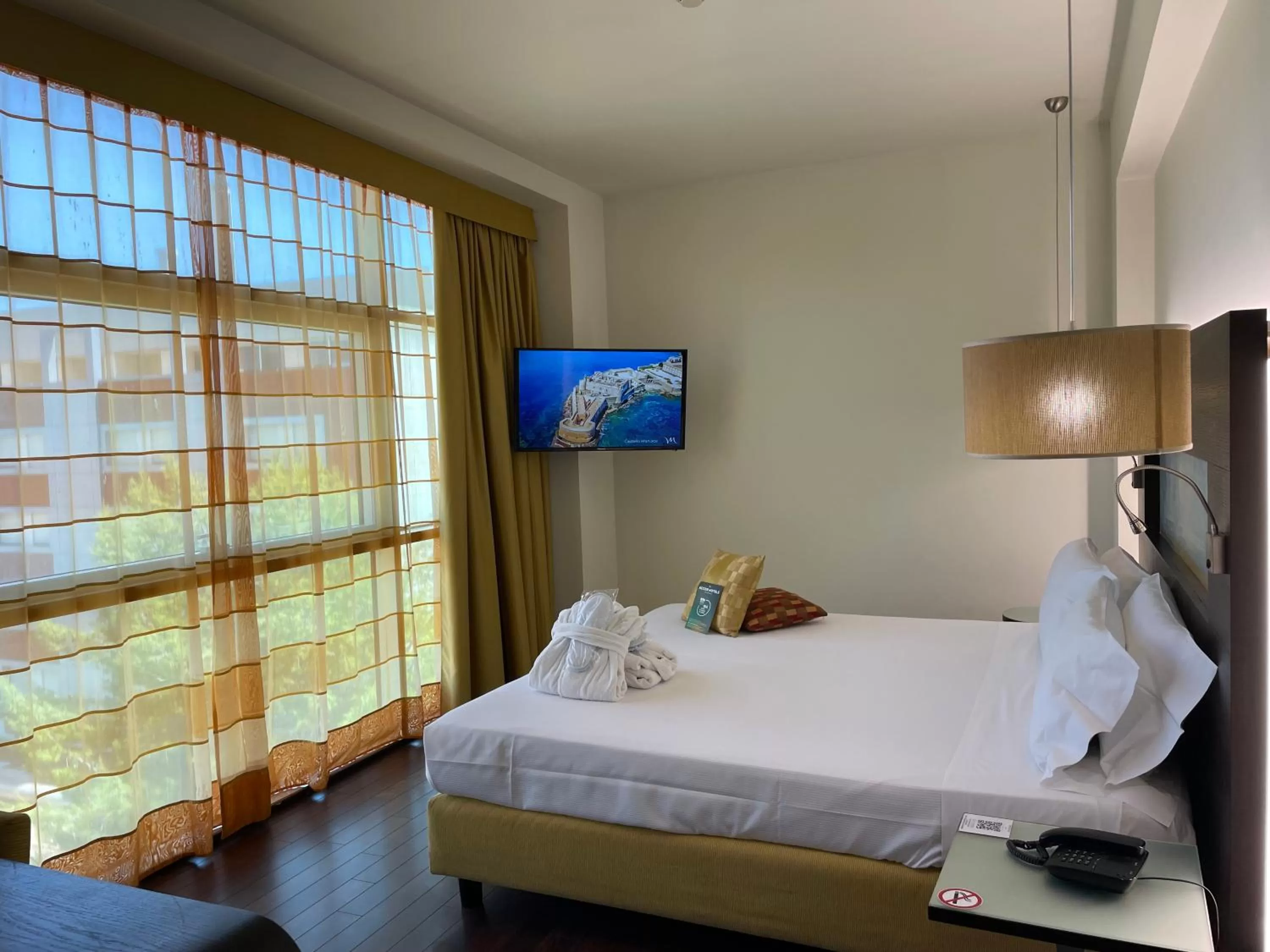 towels, Bed in Hotel Mercure Siracusa