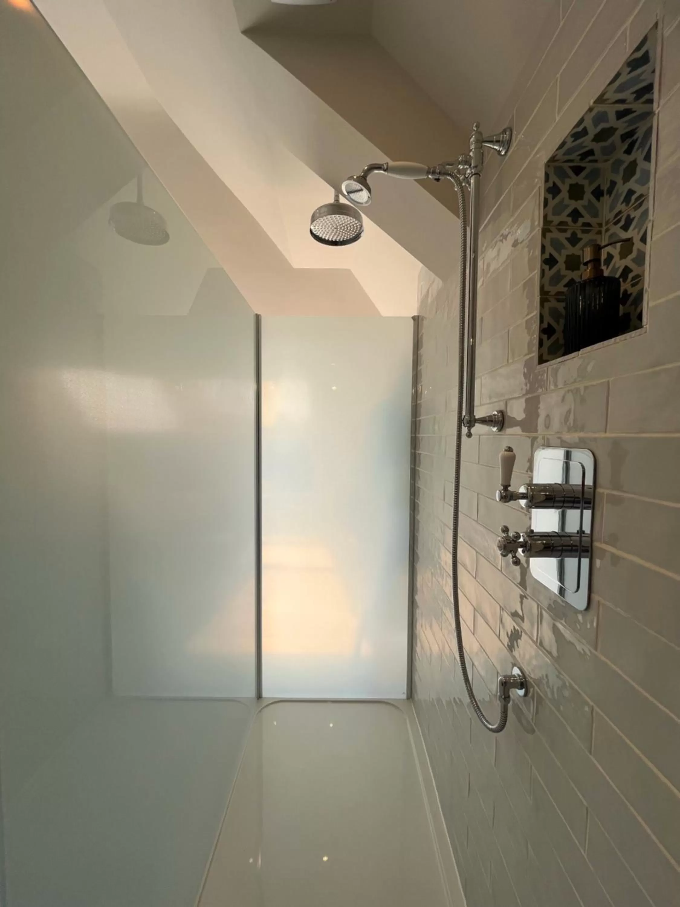 Shower, Bathroom in Hedgebank