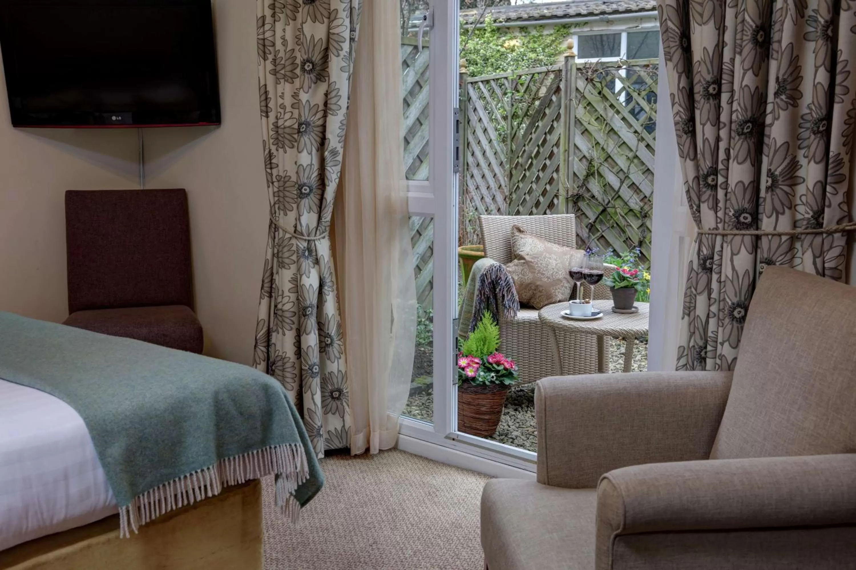 Photo of the whole room, Bed in Three Ways House Hotel