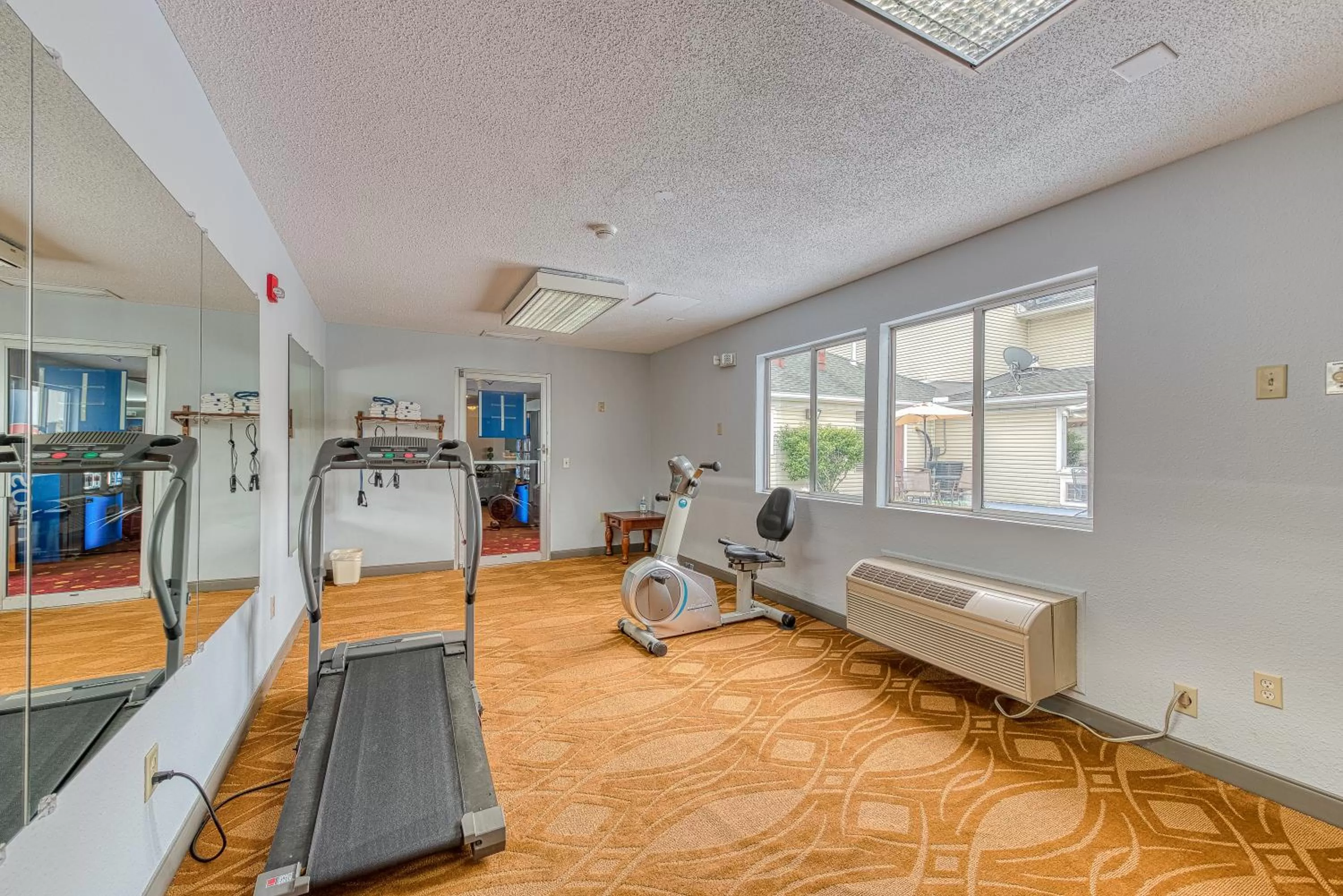 Fitness centre/facilities in American Inn & suites