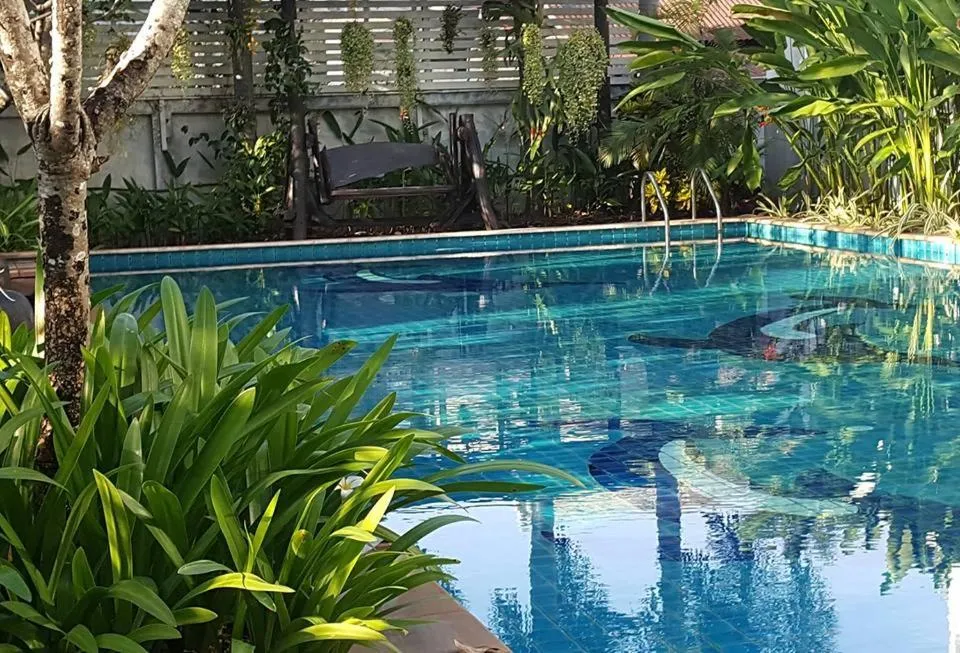 Swimming pool in Baan Suksiri Hotel