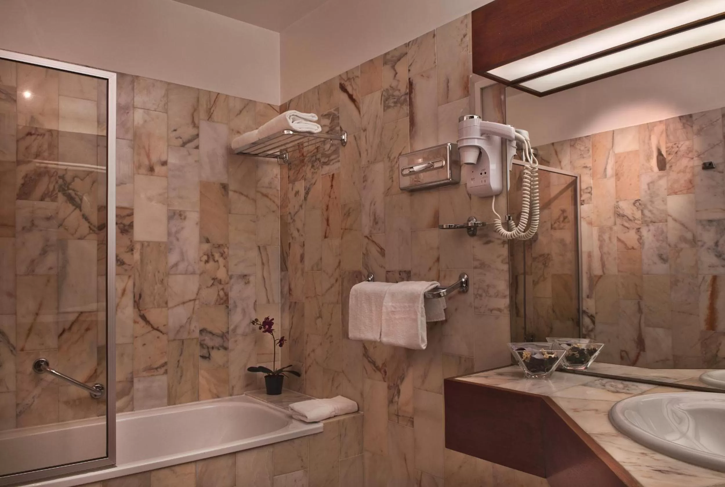 Bathroom in Abaca Messidor by Happyculture