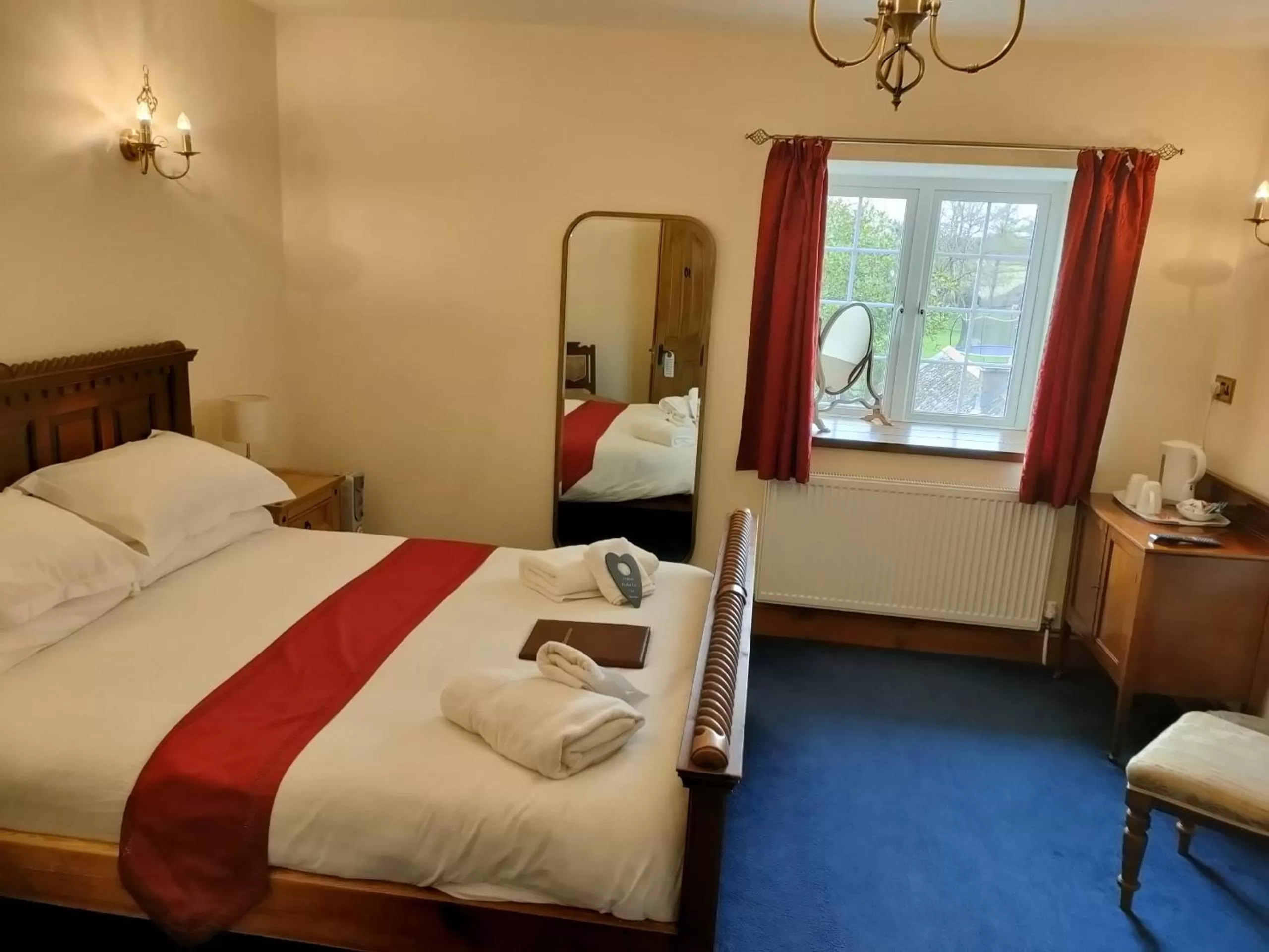 Bedroom, Bed in Great Trethew Hotel - Self Catering Lodges - Bar & Restaurant