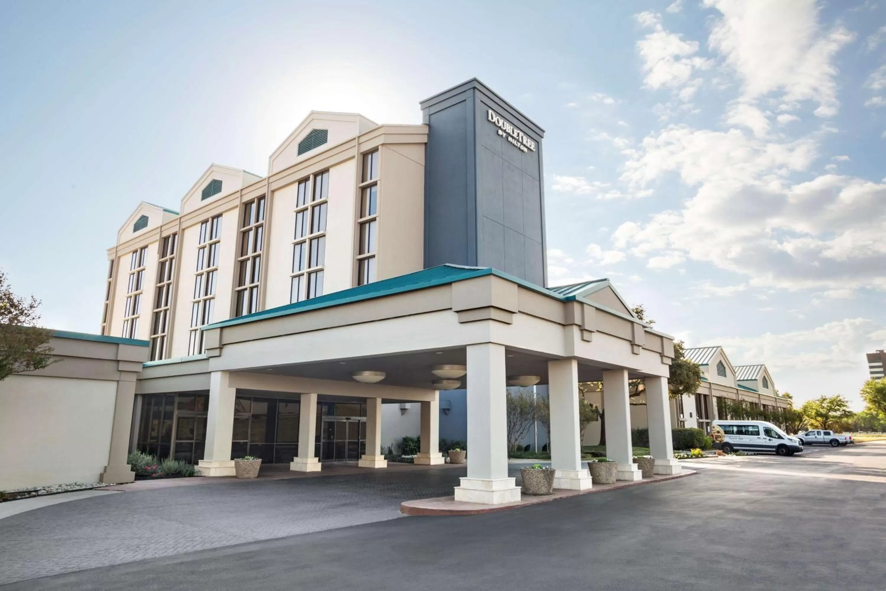 Property building in DoubleTree by Hilton DFW Airport North