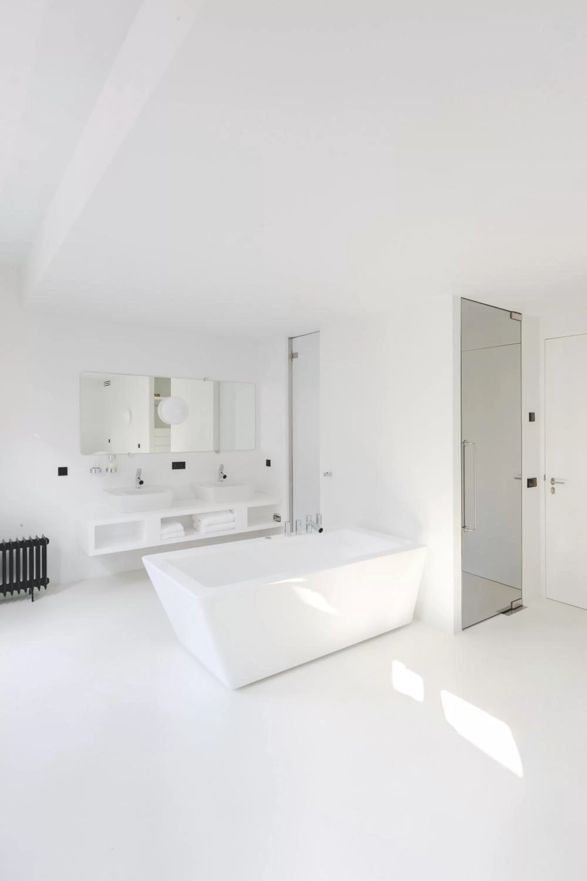 Bathroom, Bed in Zenden Hotel Maastricht